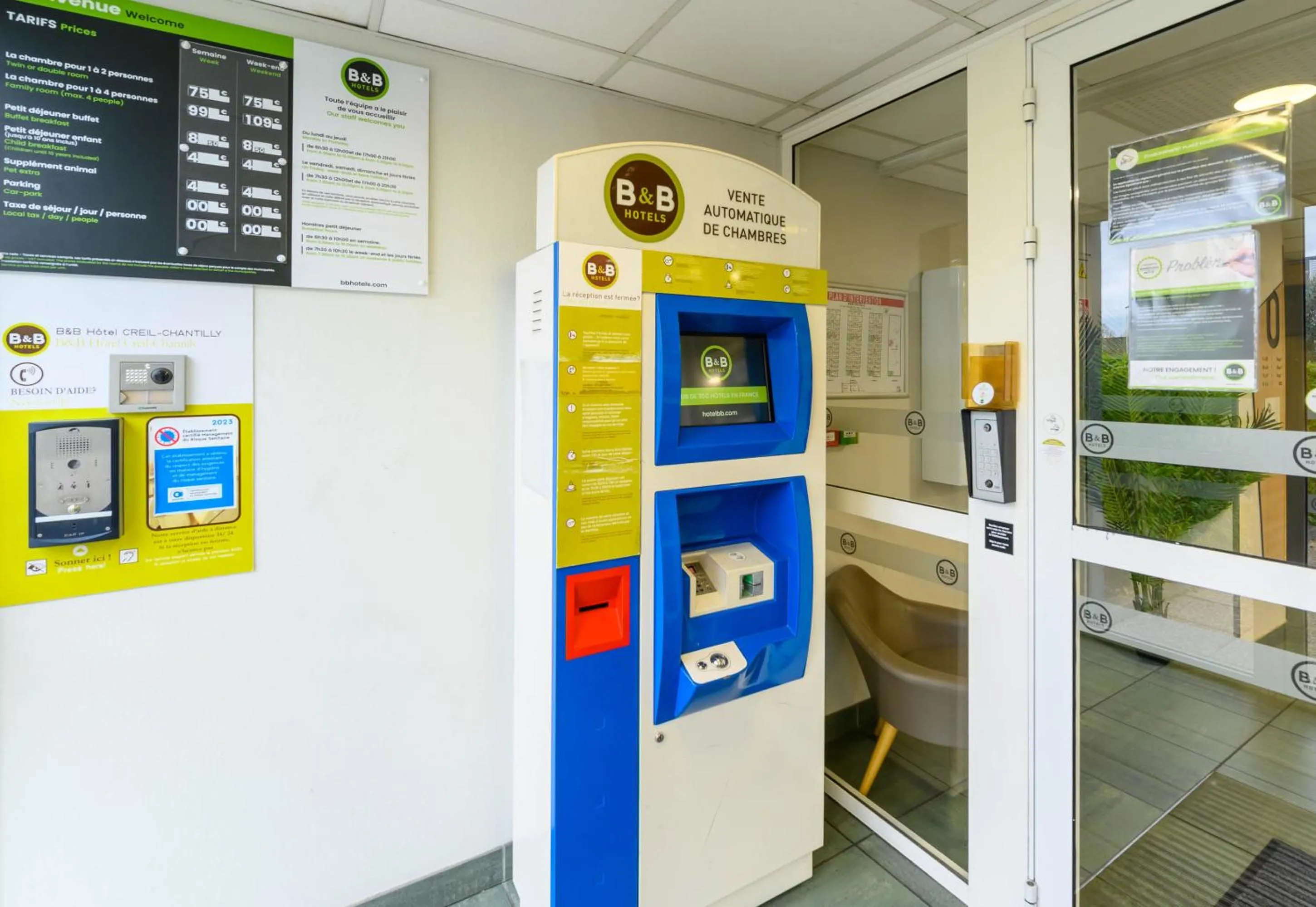 Facade/entrance in B&B HOTEL Creil Chantilly
