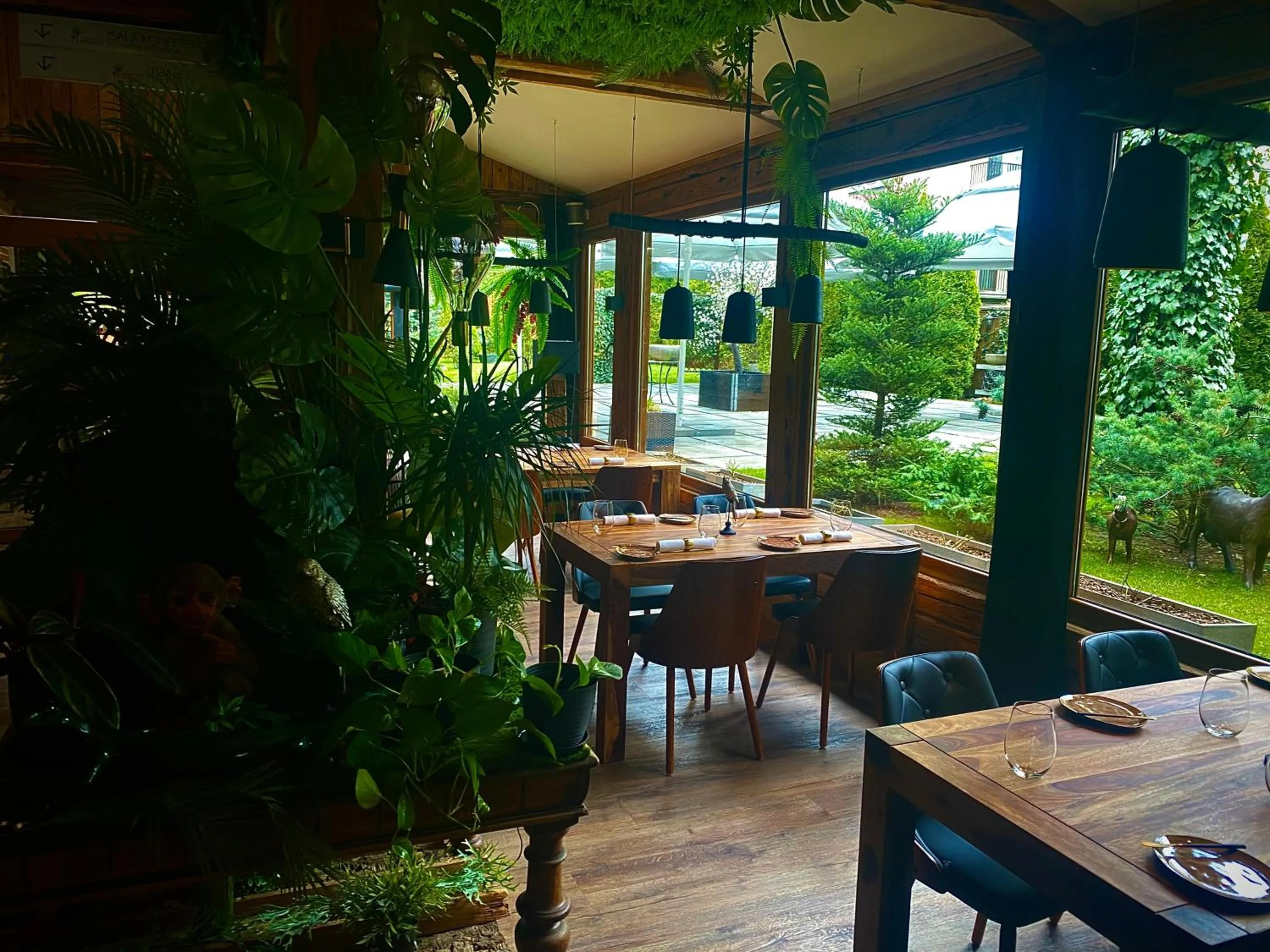 Restaurant/places to eat in Art & Garden Residence