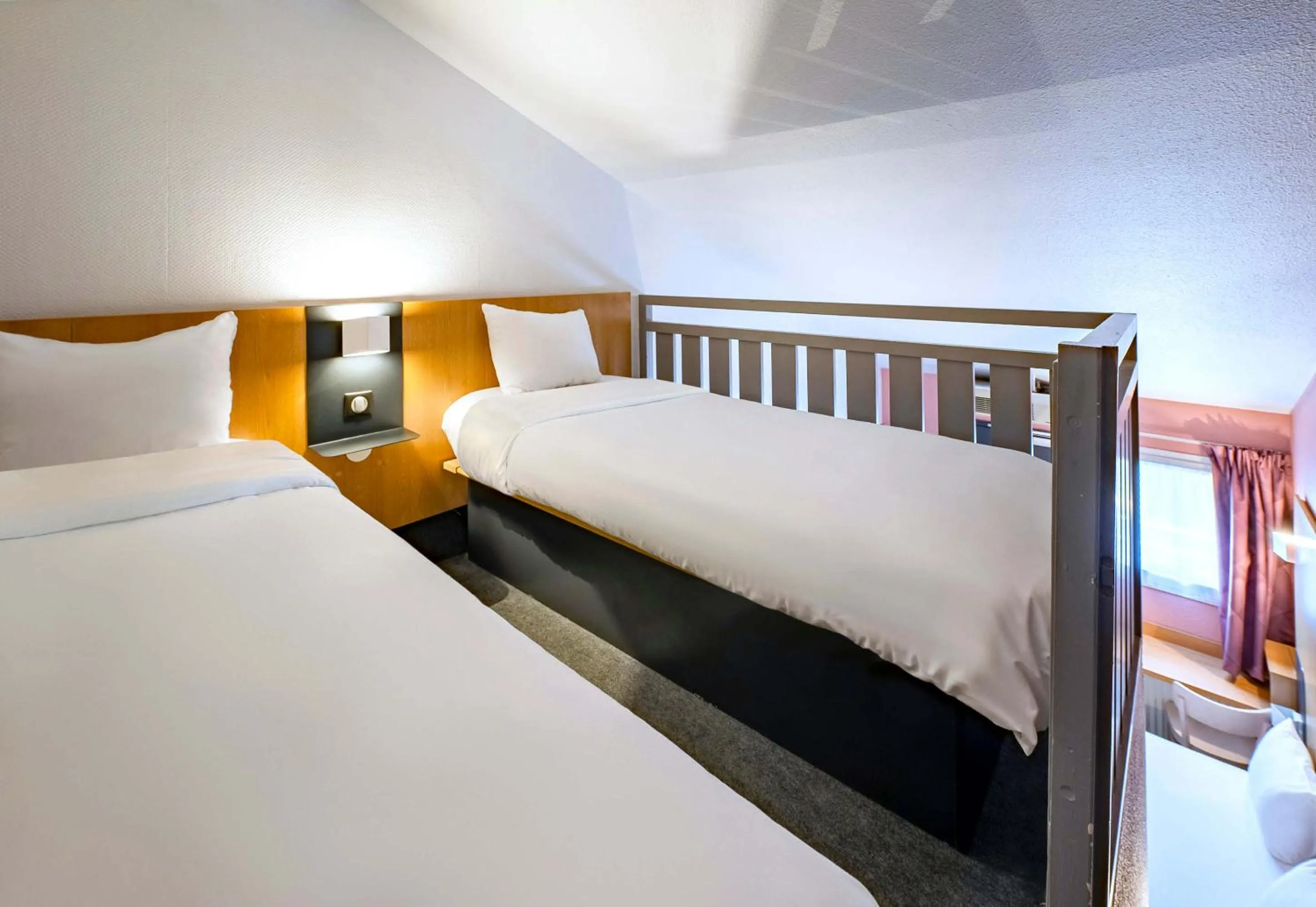 Bed in B&B HOTEL Saint-Etienne La Terrasse