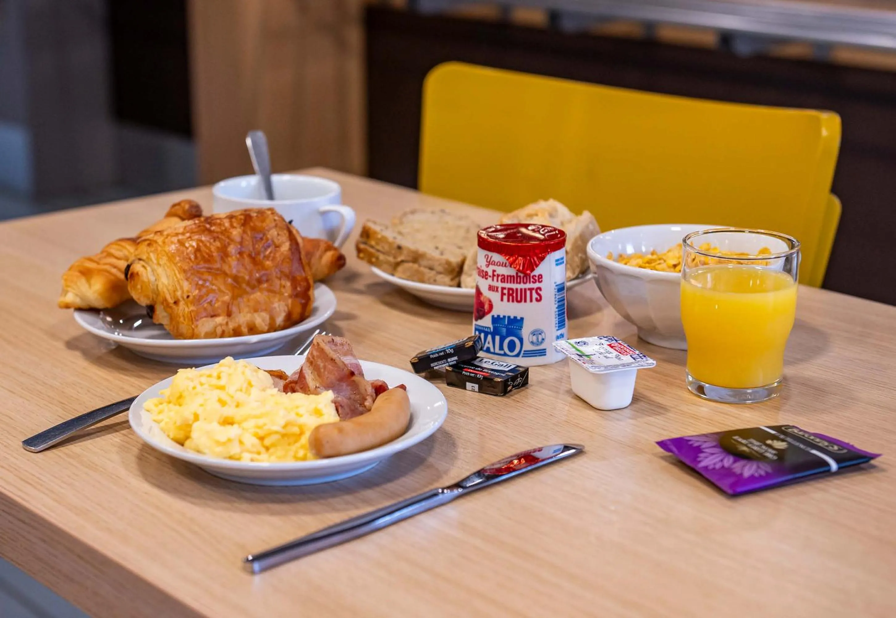 Buffet breakfast in B&B HOTEL Saint-Etienne La Terrasse