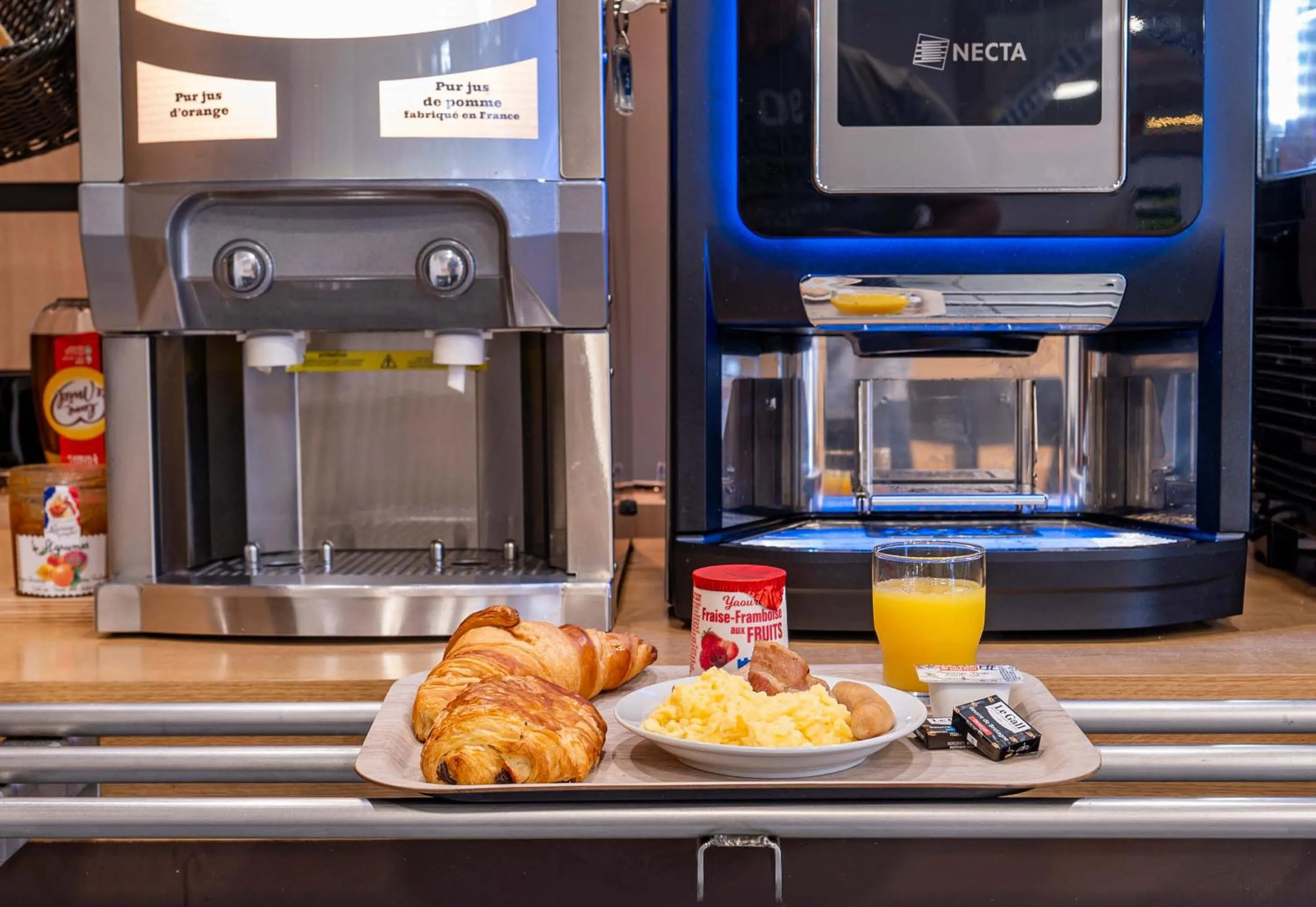 Buffet breakfast in B&B HOTEL Saint-Etienne La Terrasse