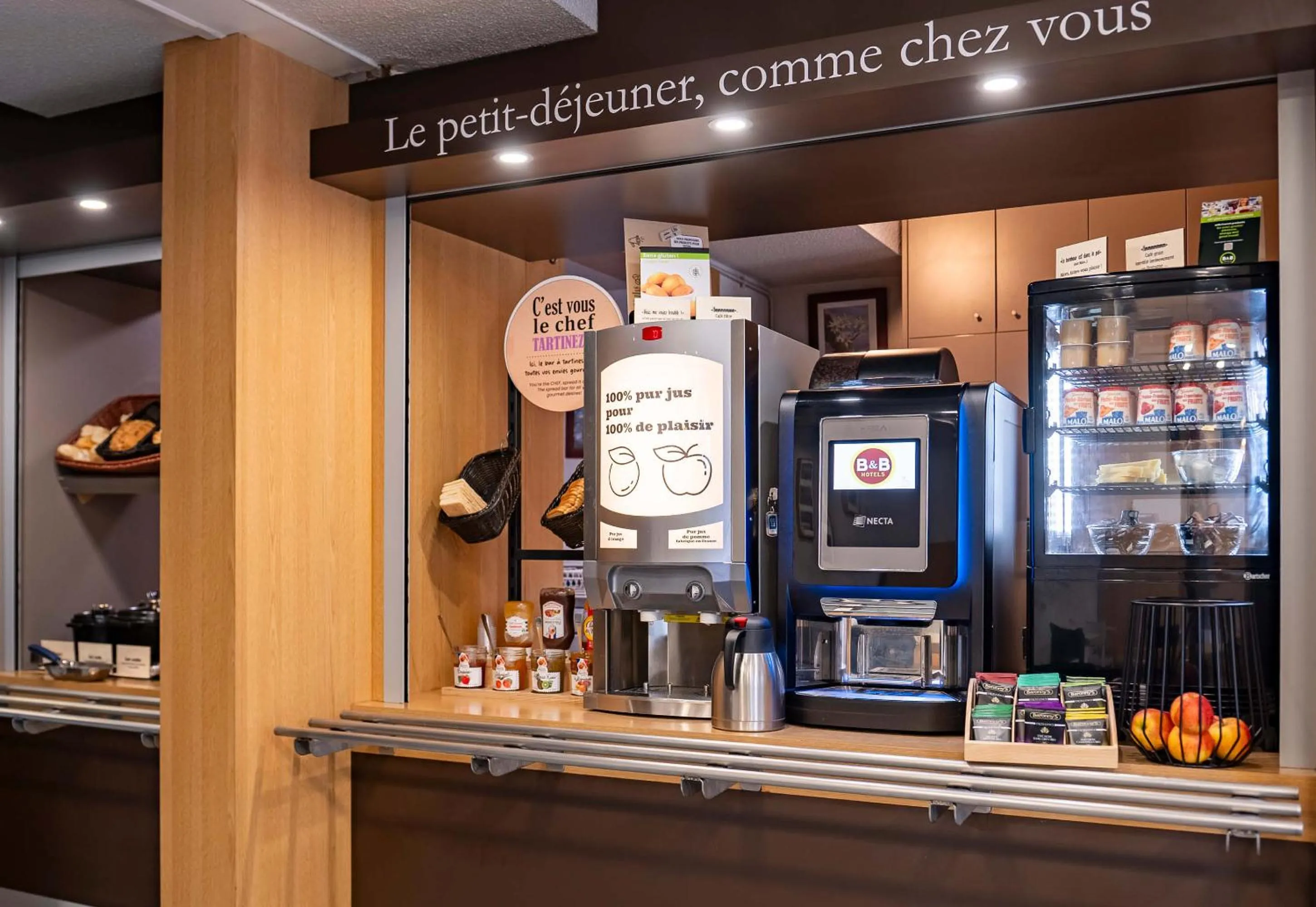 Buffet breakfast in B&B HOTEL Saint-Etienne La Terrasse