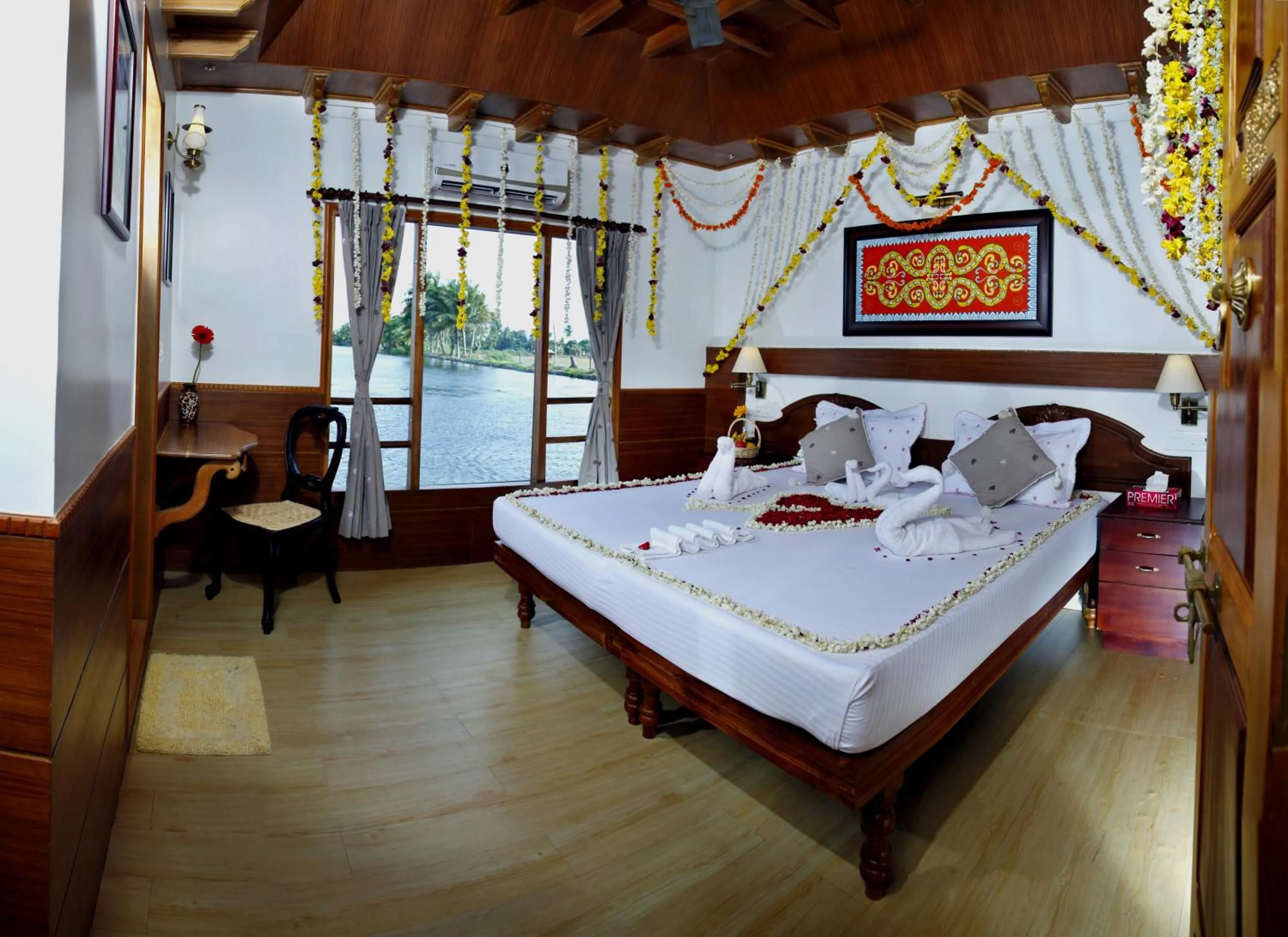 Bed in Abad Premium House Boat
