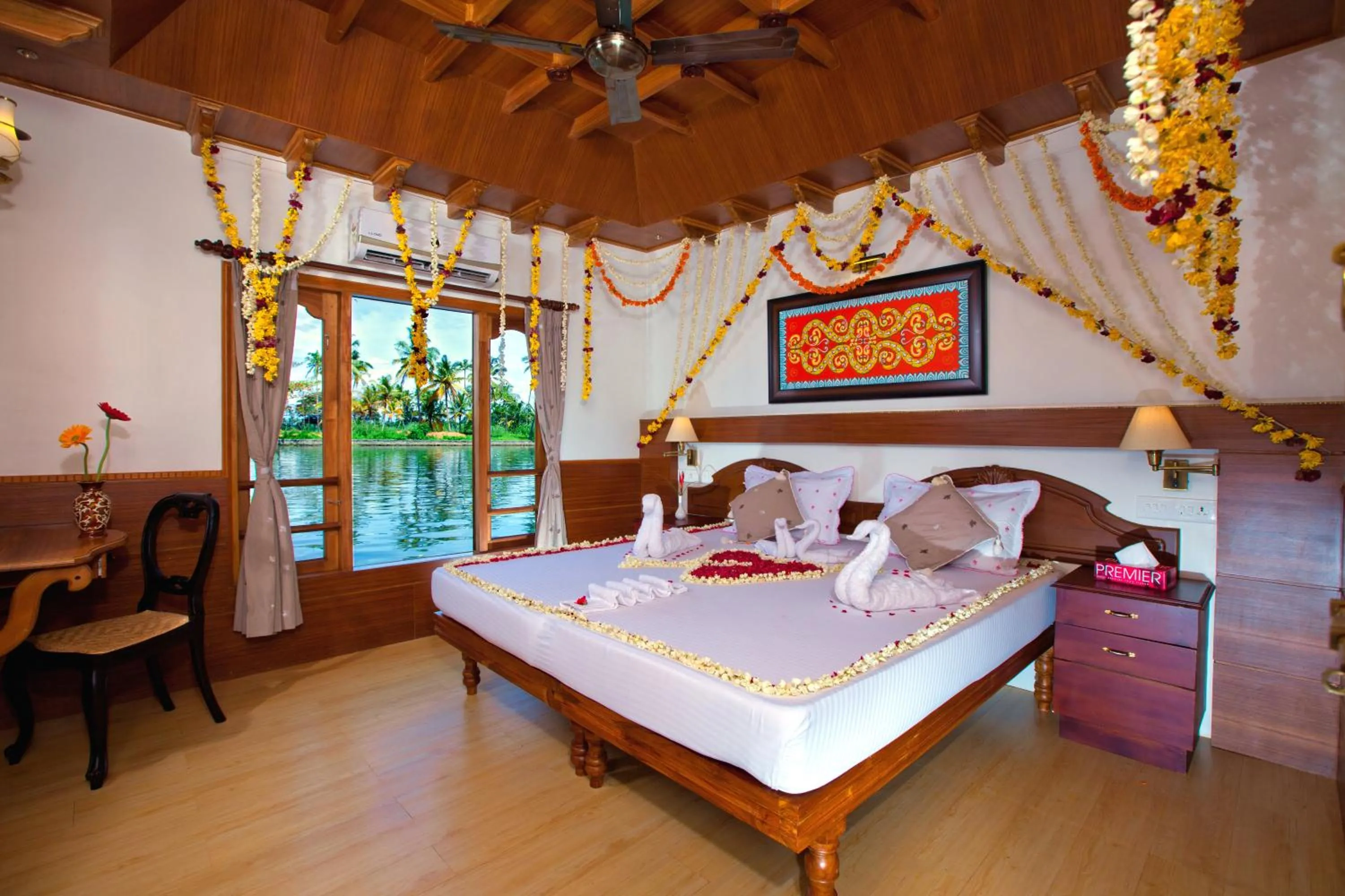 Bed in Abad Premium House Boat