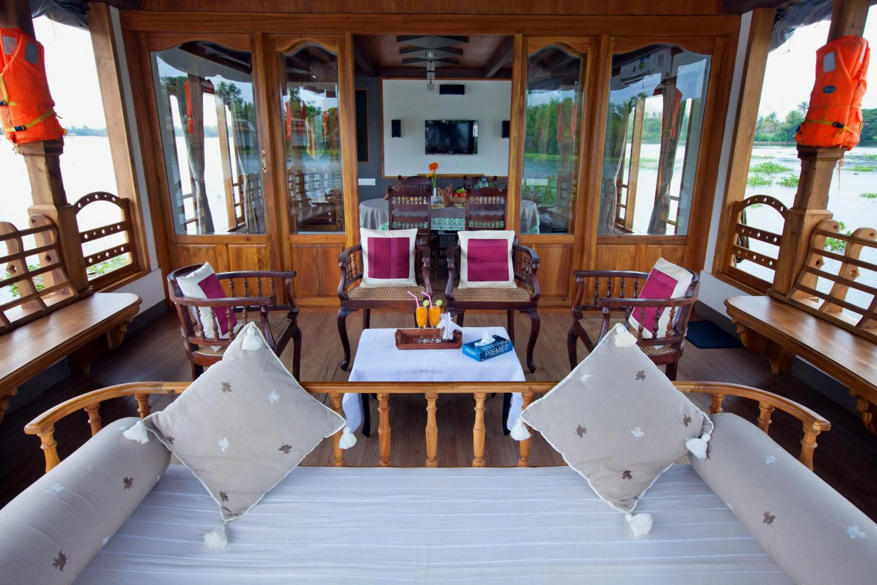 Living room in Abad Premium House Boat