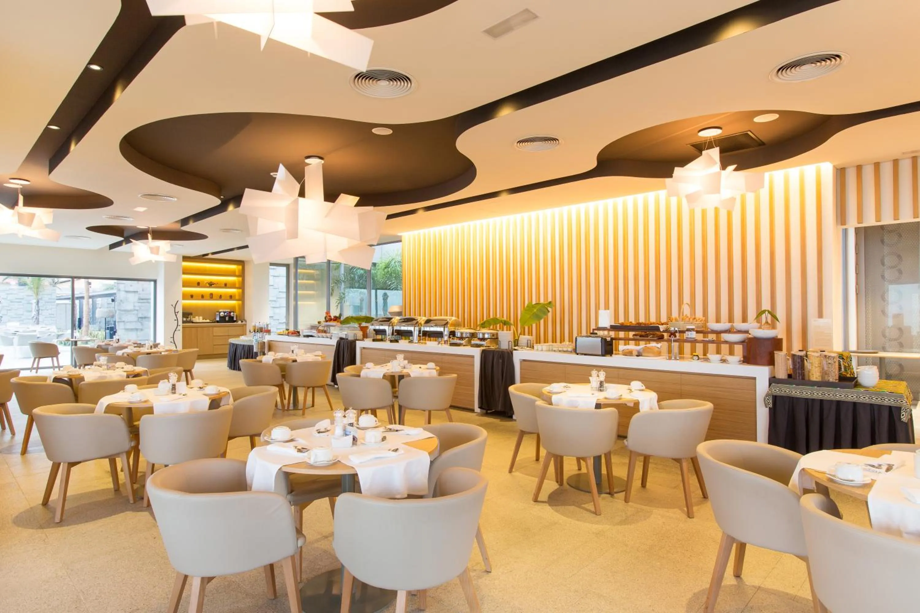 Restaurant/places to eat in Noom Hotel Conakry