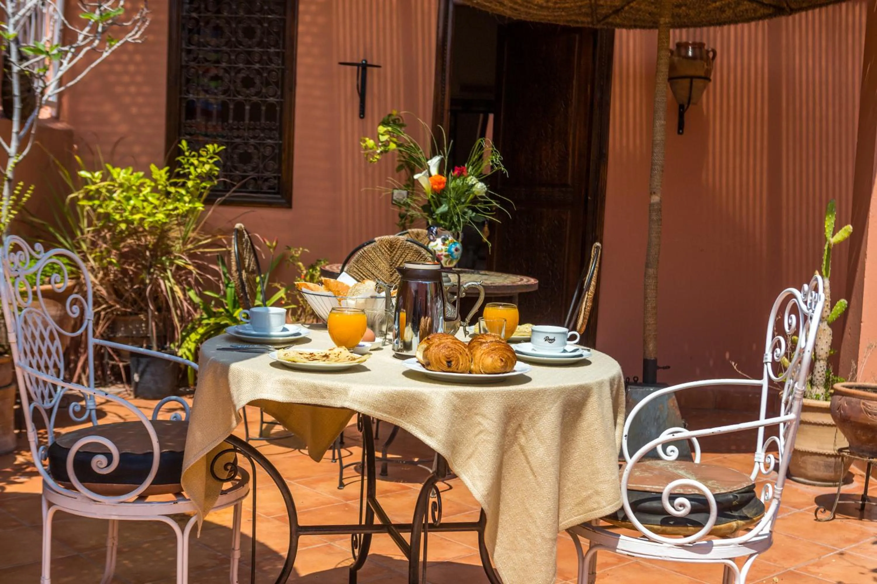 Restaurant/places to eat in Hotel Atlas