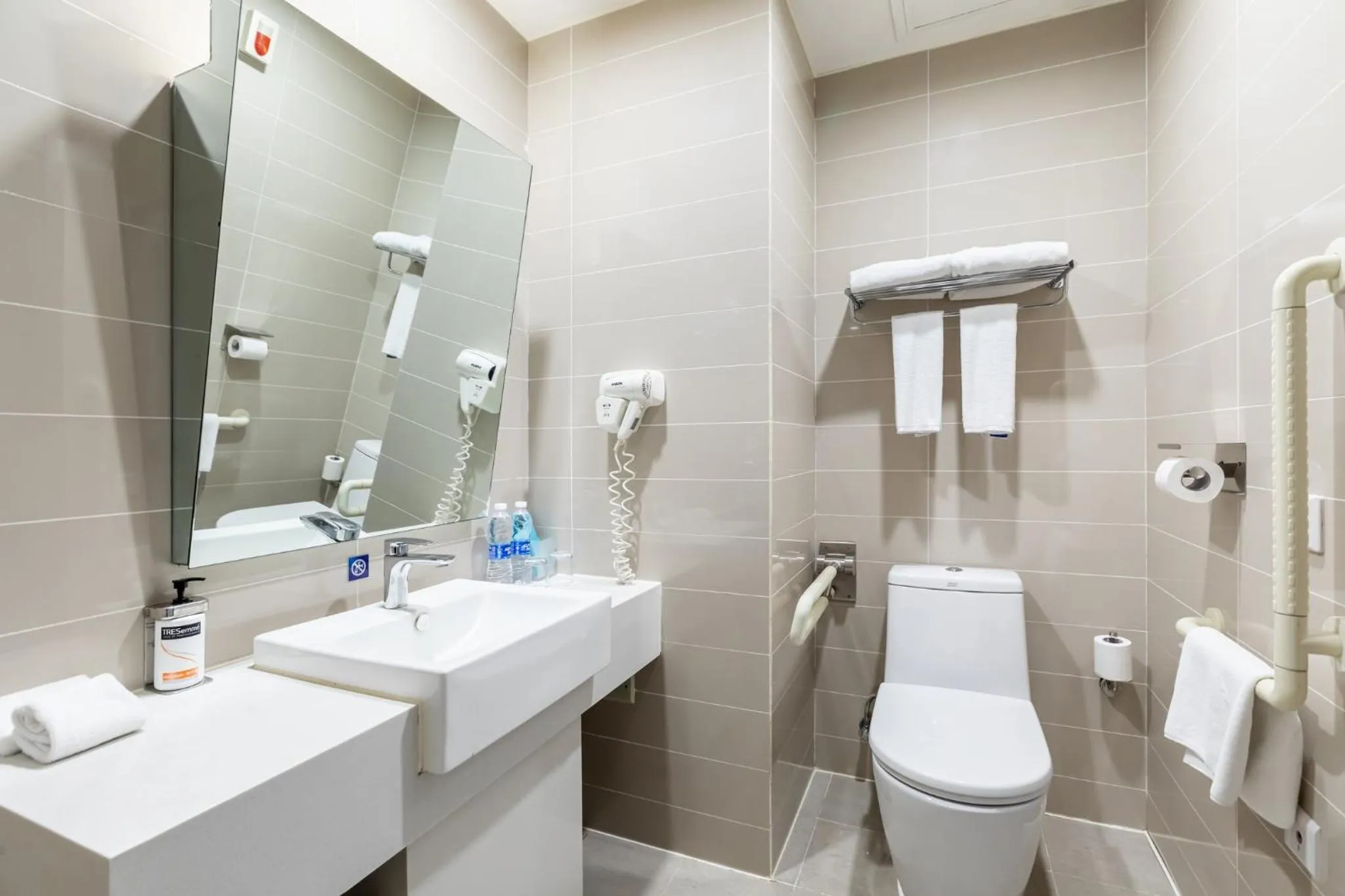 Photo of the whole room in Holiday Inn Express Shenyang North Station by IHG