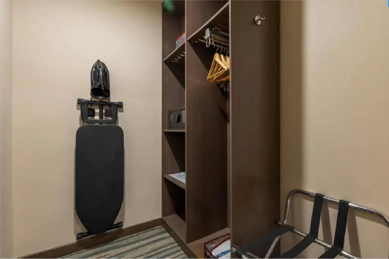 Property building in Holiday Inn Express Shenyang North Station by IHG Property building in Holiday Inn Express Shenyang North Station by IHG