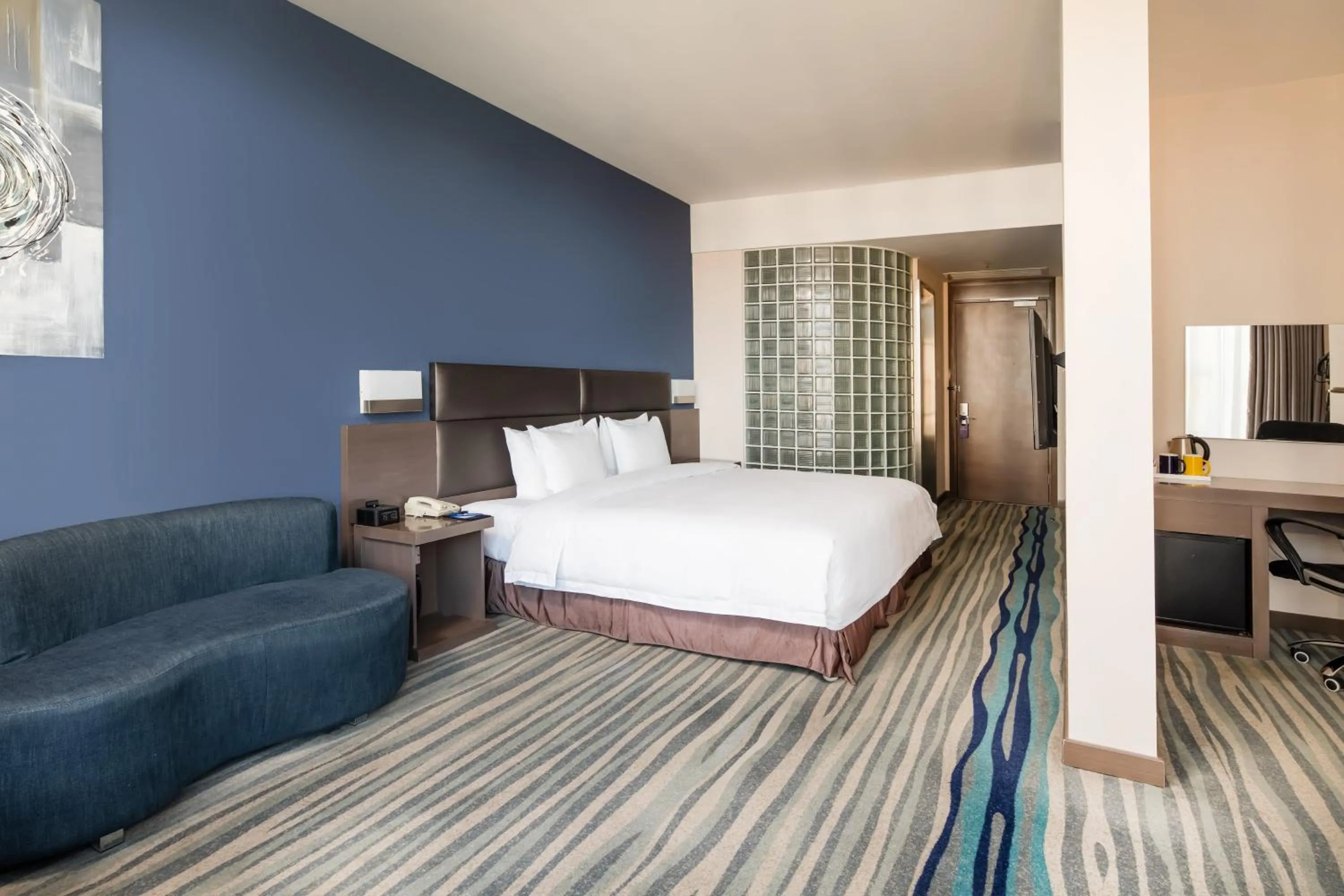 Photo of the whole room, Bed in Holiday Inn Express Shenyang North Station by IHG