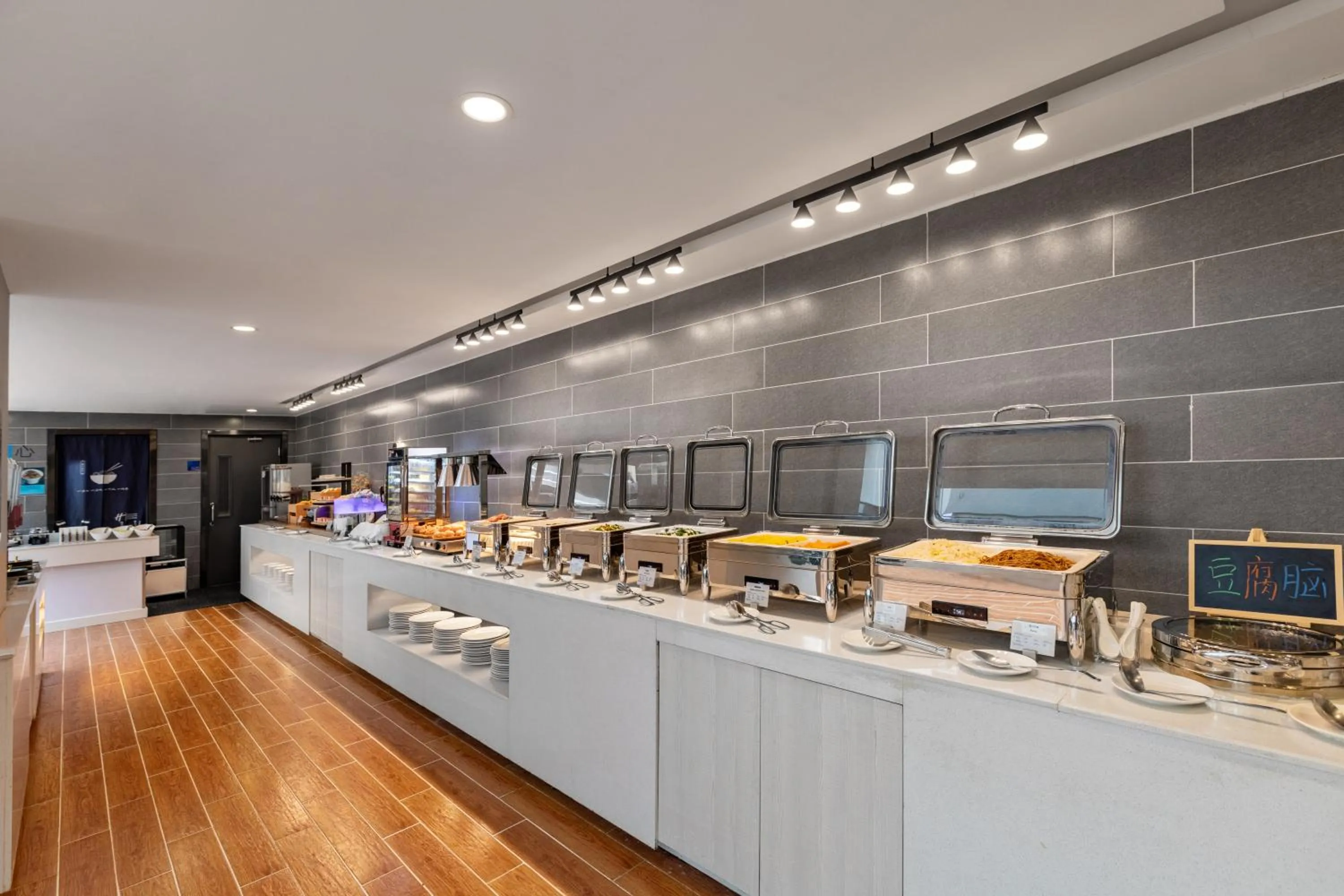 Restaurant/places to eat in Holiday Inn Express Shenyang North Station by IHG