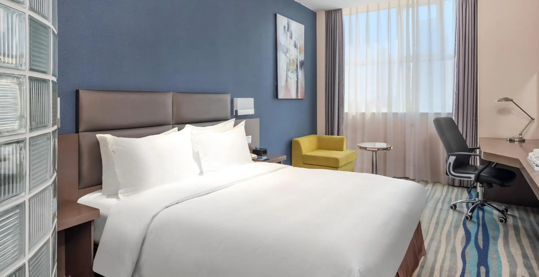 Photo of the whole room, Bed in Holiday Inn Express Shenyang North Station by IHG