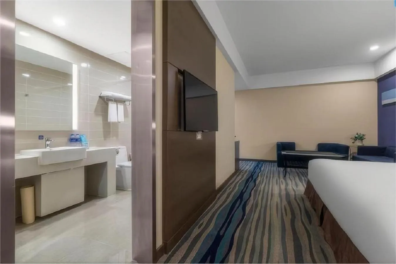 Photo of the whole room, Bed in Holiday Inn Express Shenyang North Station by IHG