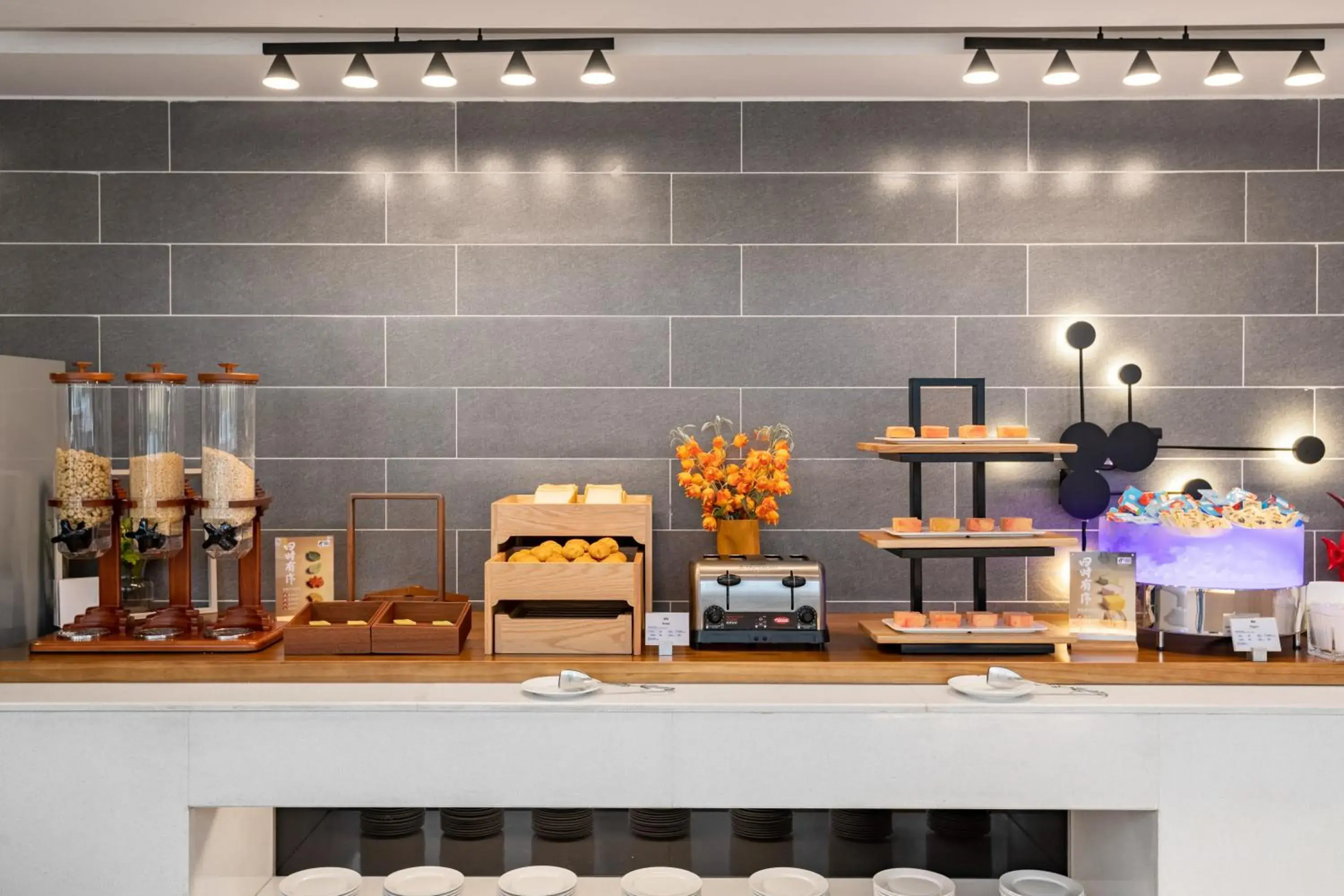 Restaurant/places to eat in Holiday Inn Express Shenyang North Station by IHG Restaurant/places to eat in Holiday Inn Express Shenyang North Station by IHG