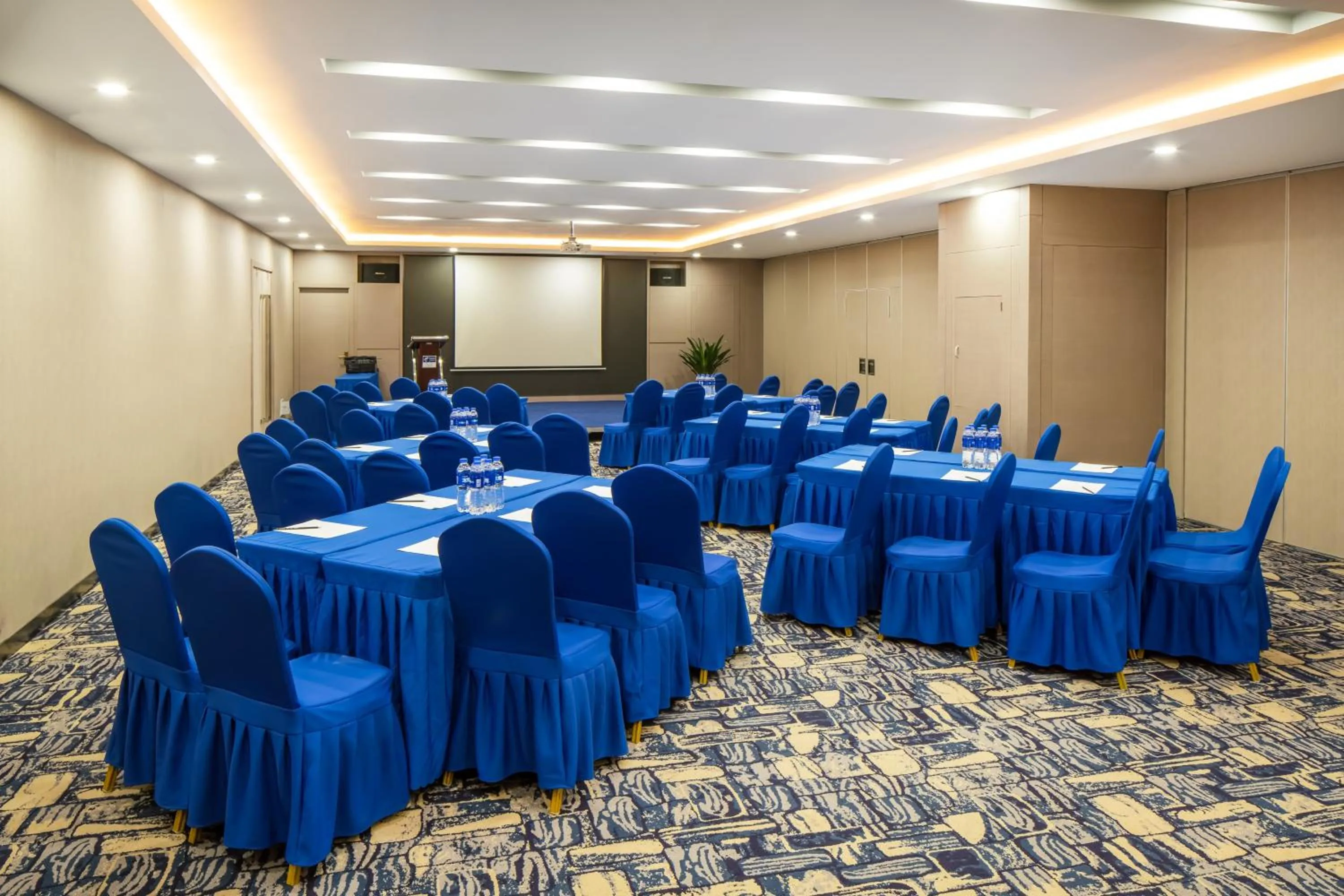 Meeting/conference room in Holiday Inn Express Shenyang North Station by IHG