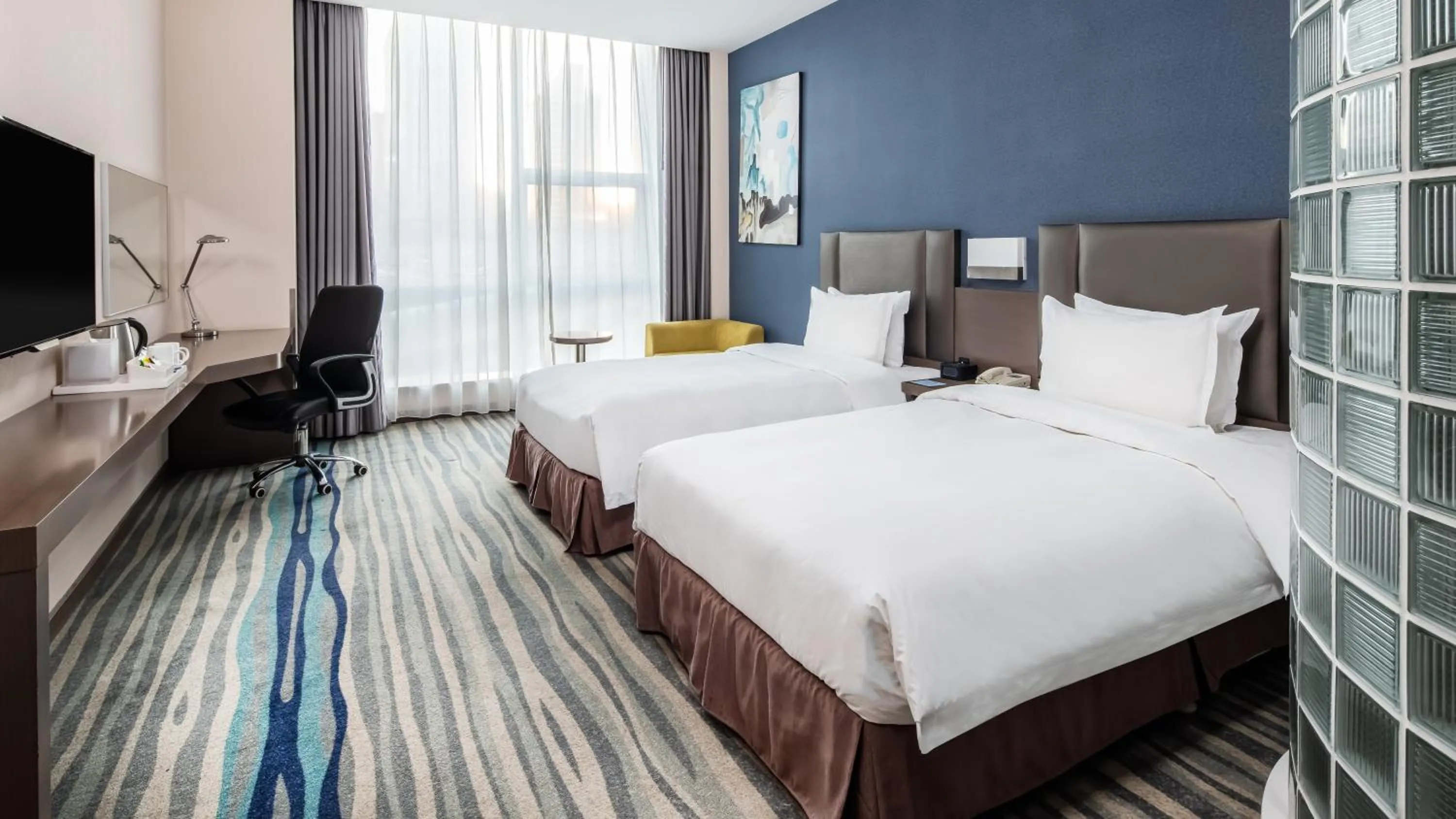 Photo of the whole room, Bed in Holiday Inn Express Shenyang North Station by IHG