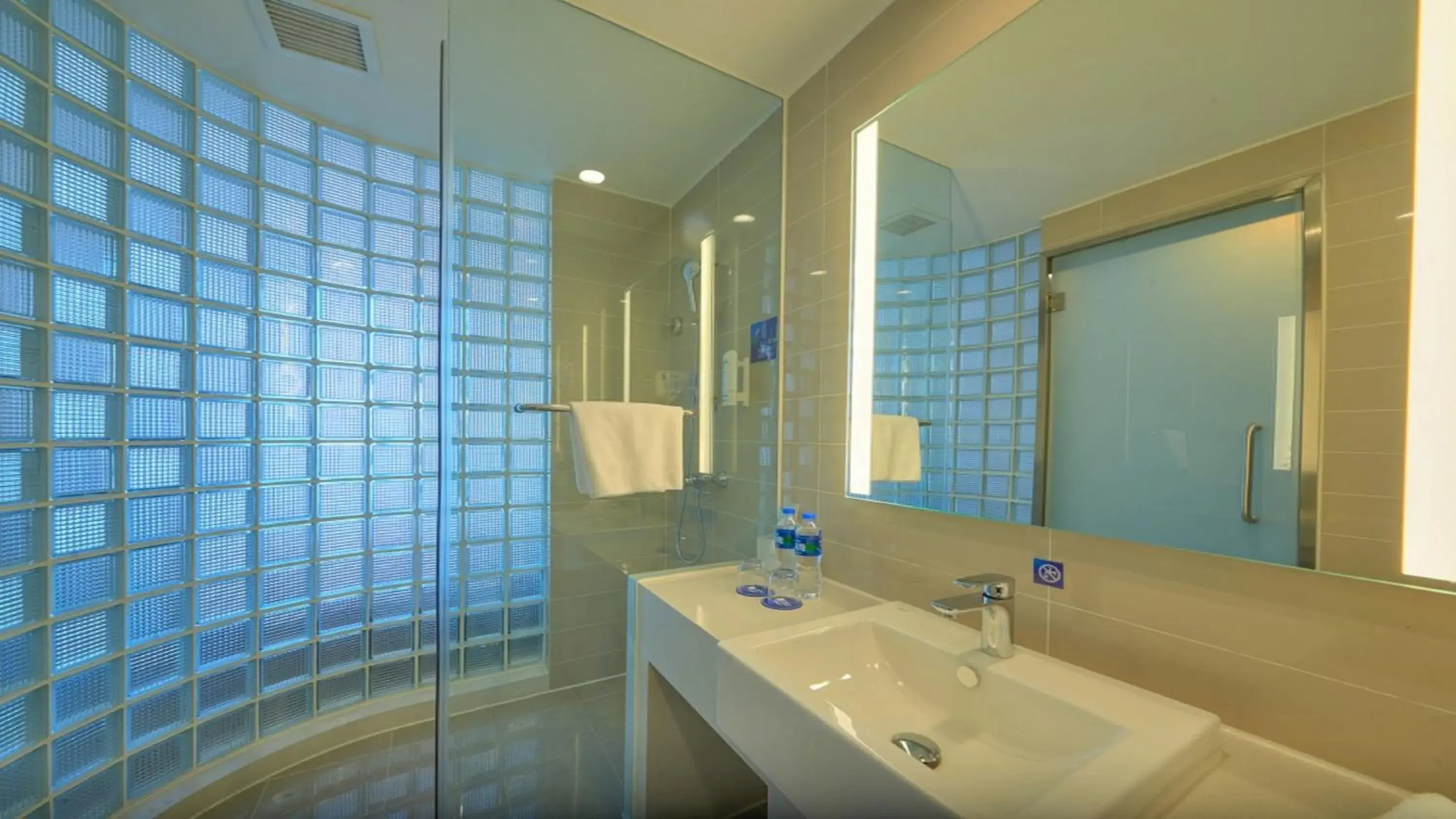 Standard Queen Room with Extra Floor Space in Holiday Inn Express Shenyang North Station by IHG Standard Queen Room with Extra Floor Space in Holiday Inn Express Shenyang North Station by IHG