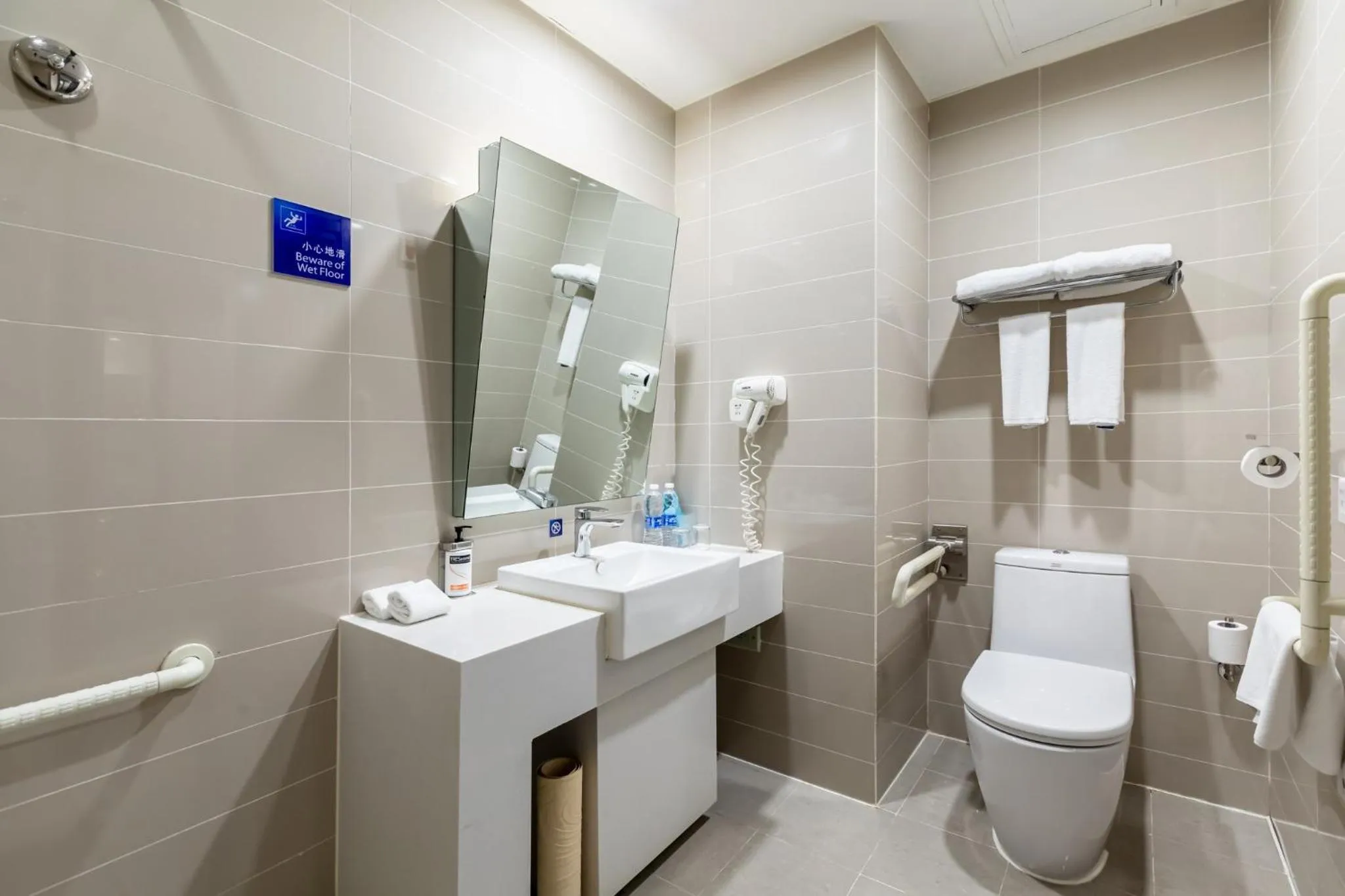 Photo of the whole room in Holiday Inn Express Shenyang North Station by IHG