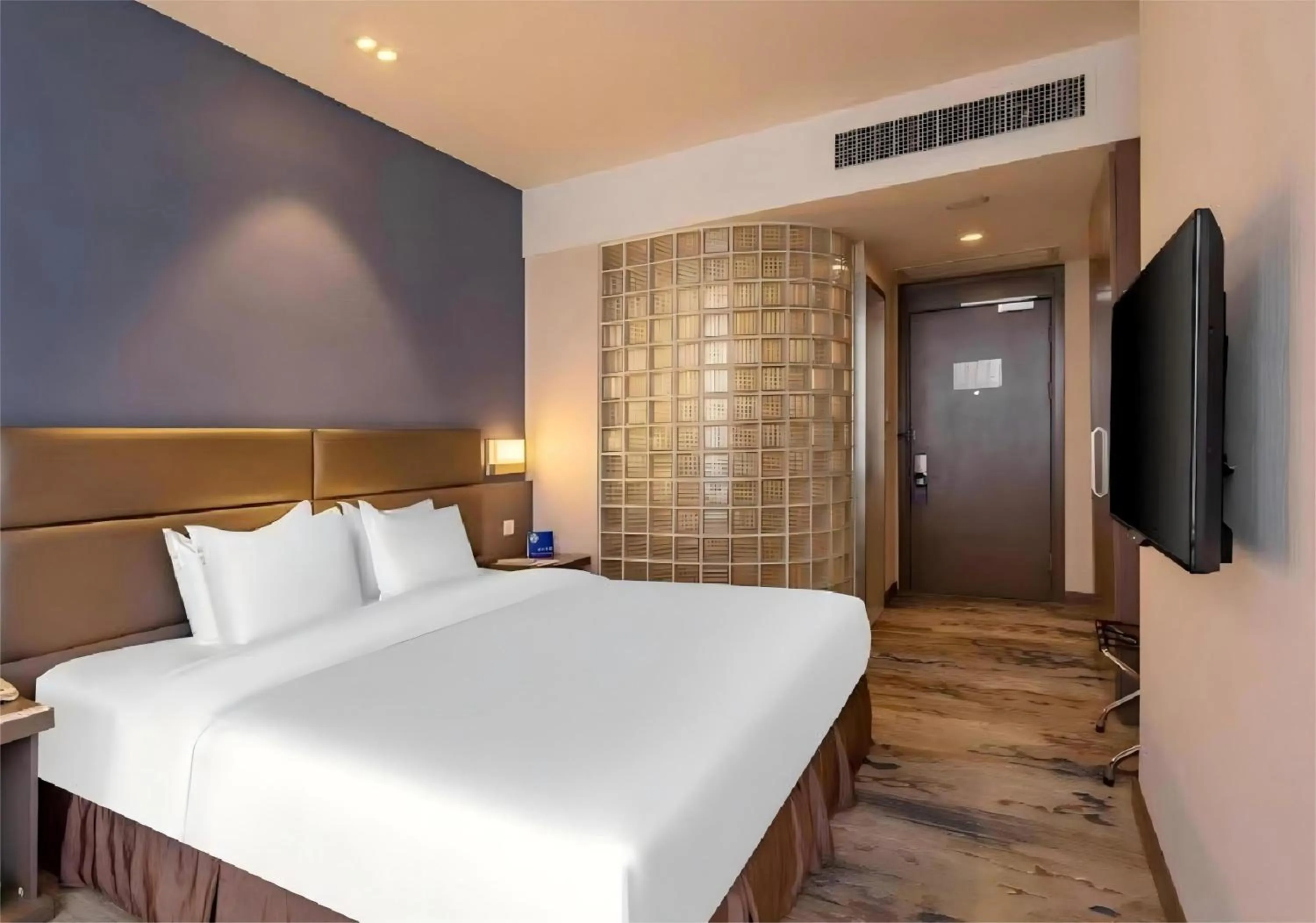 Photo of the whole room, Bed in Holiday Inn Express Shenyang North Station by IHG