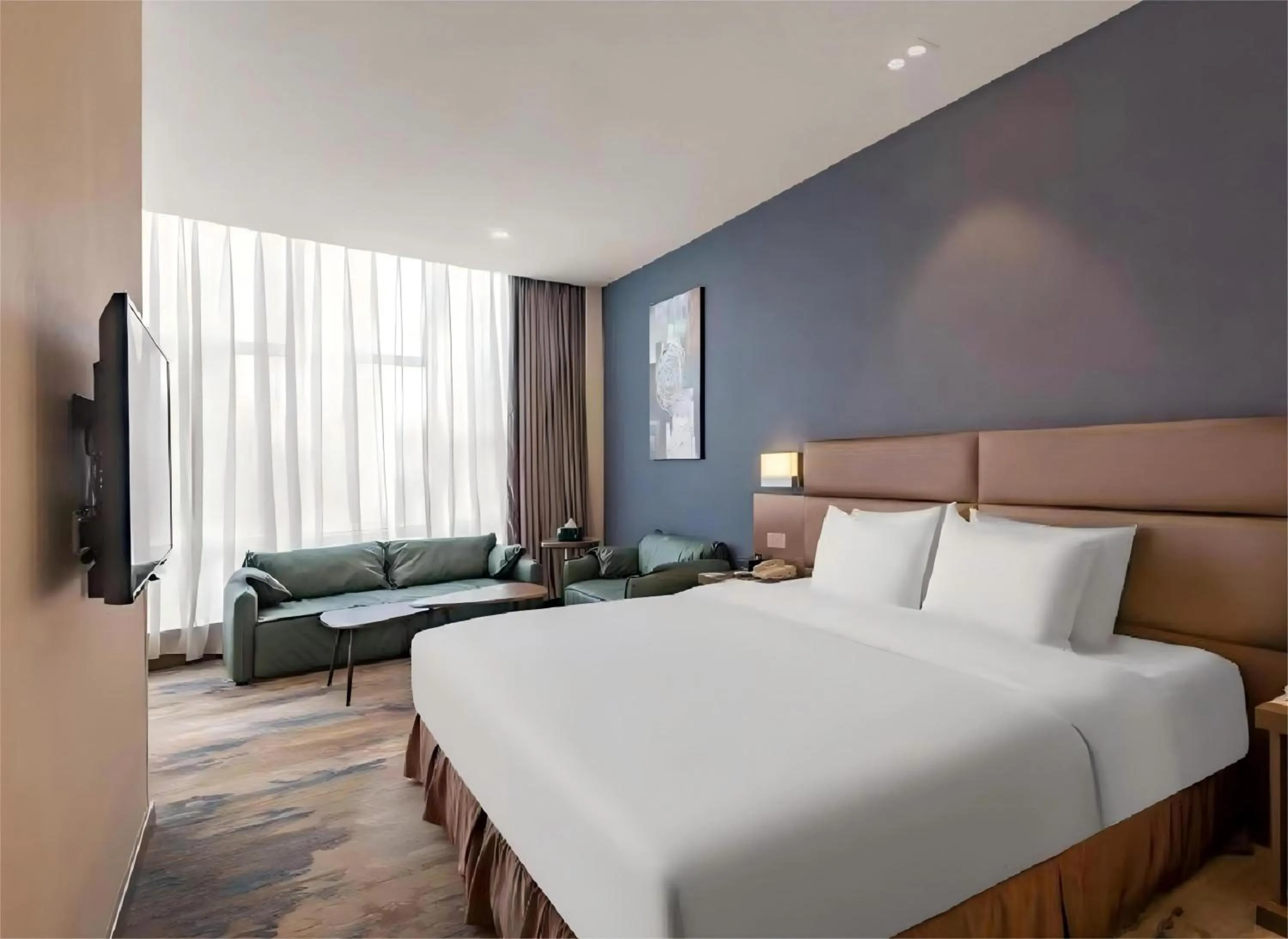 Photo of the whole room, Bed in Holiday Inn Express Shenyang North Station by IHG
