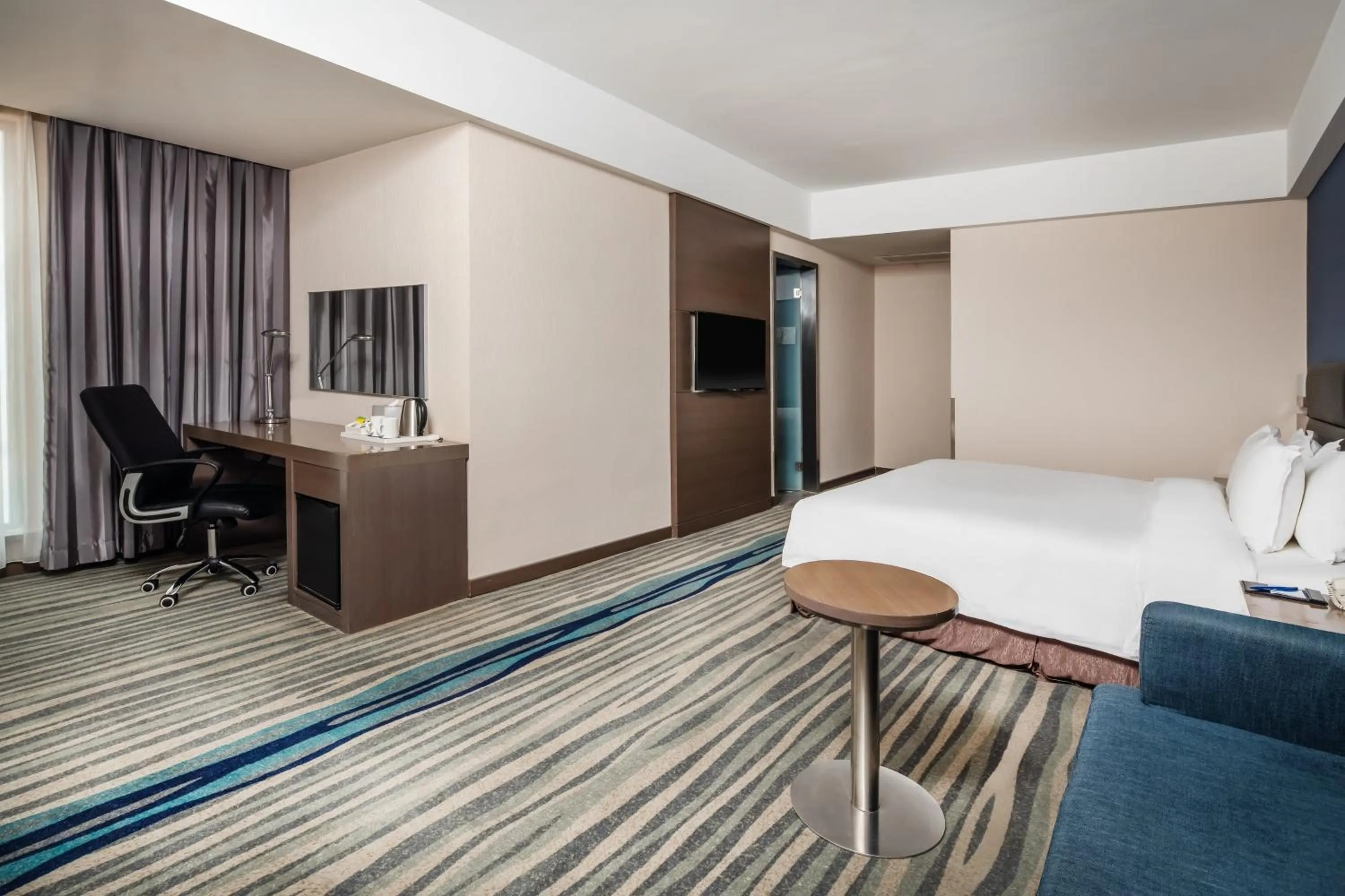 Photo of the whole room, Bed in Holiday Inn Express Shenyang North Station by IHG