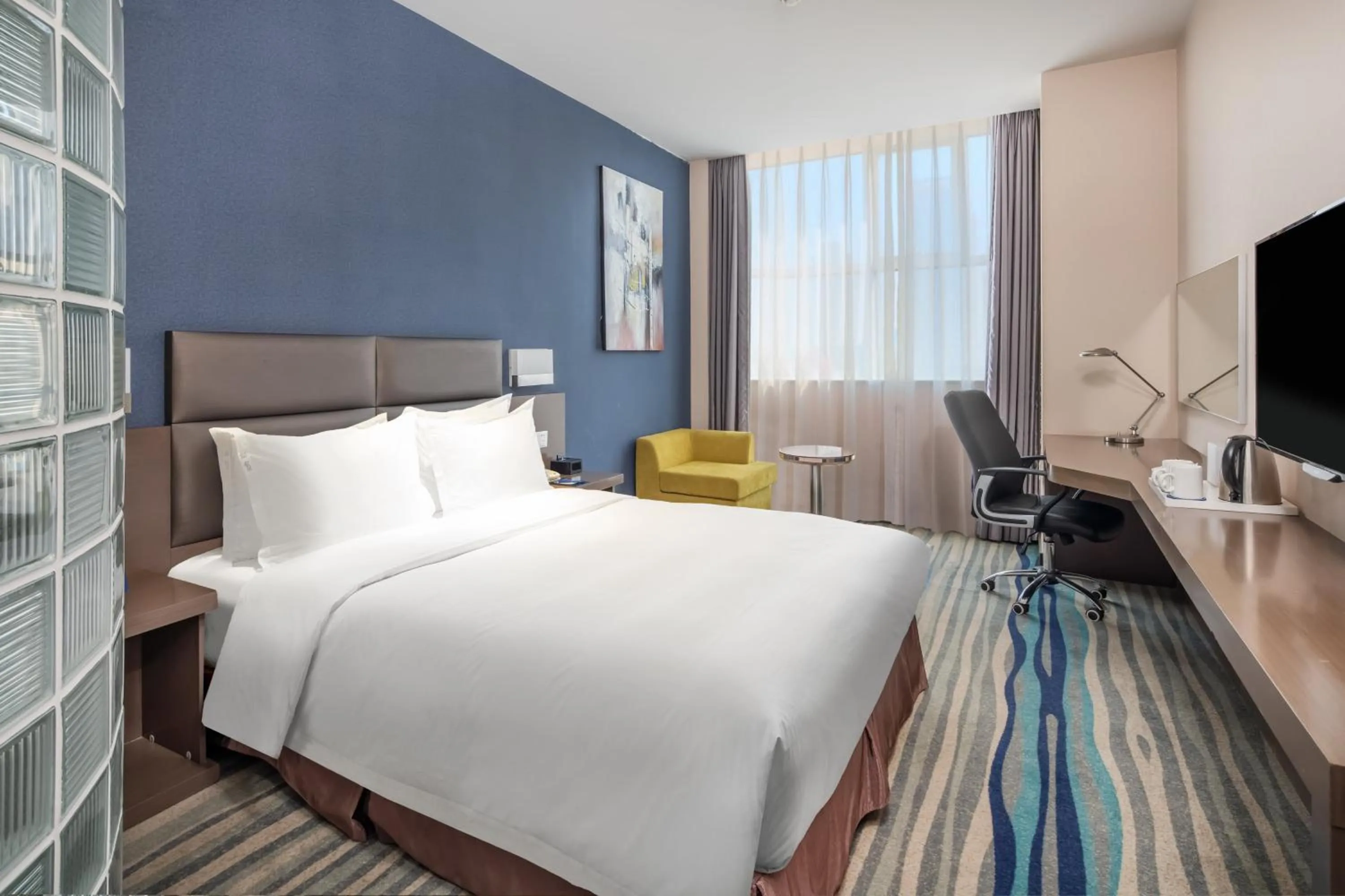 Photo of the whole room, Bed in Holiday Inn Express Shenyang North Station by IHG