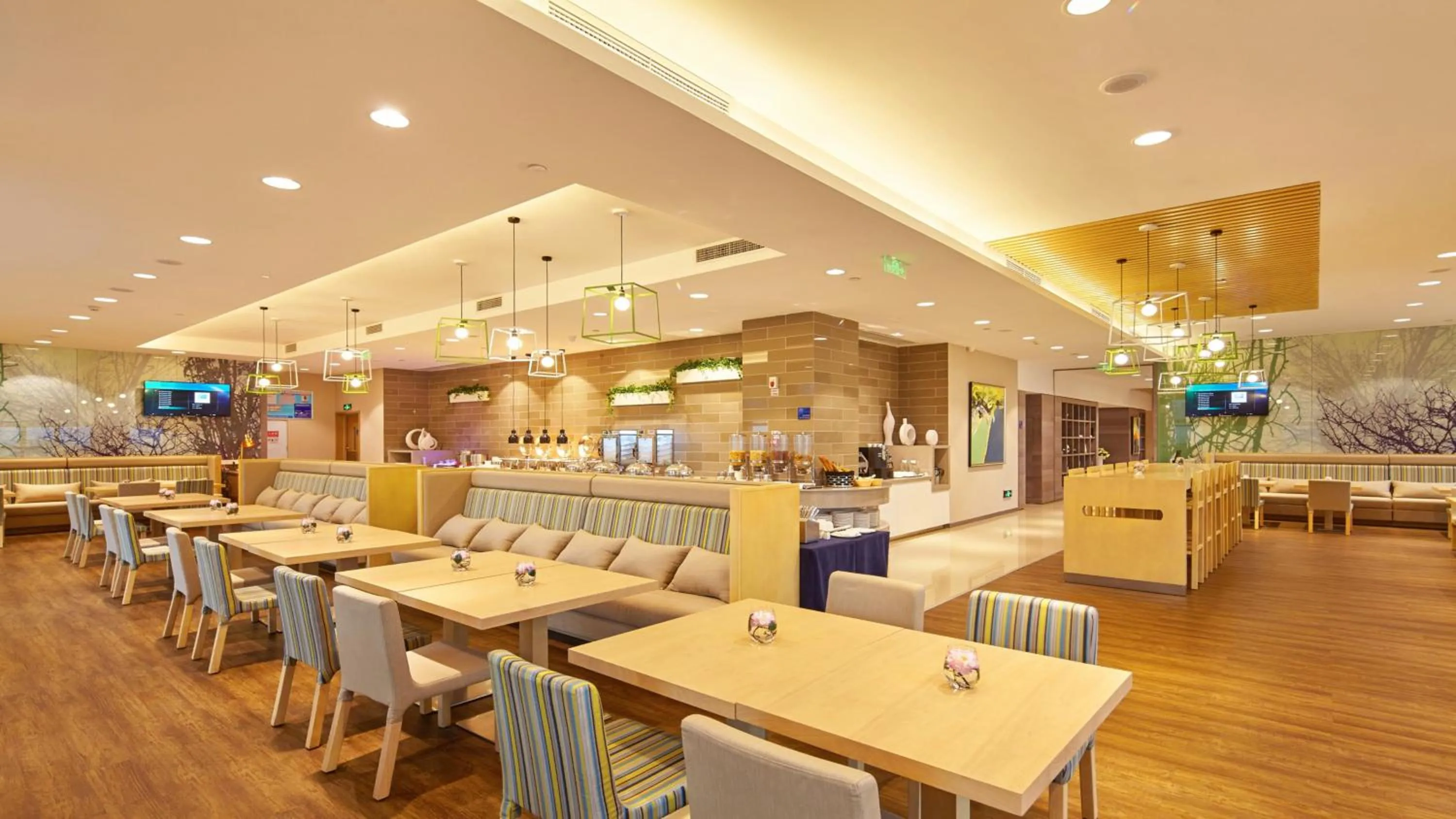 Restaurant/places to eat in Holiday Inn Express Chongqing University Town by IHG