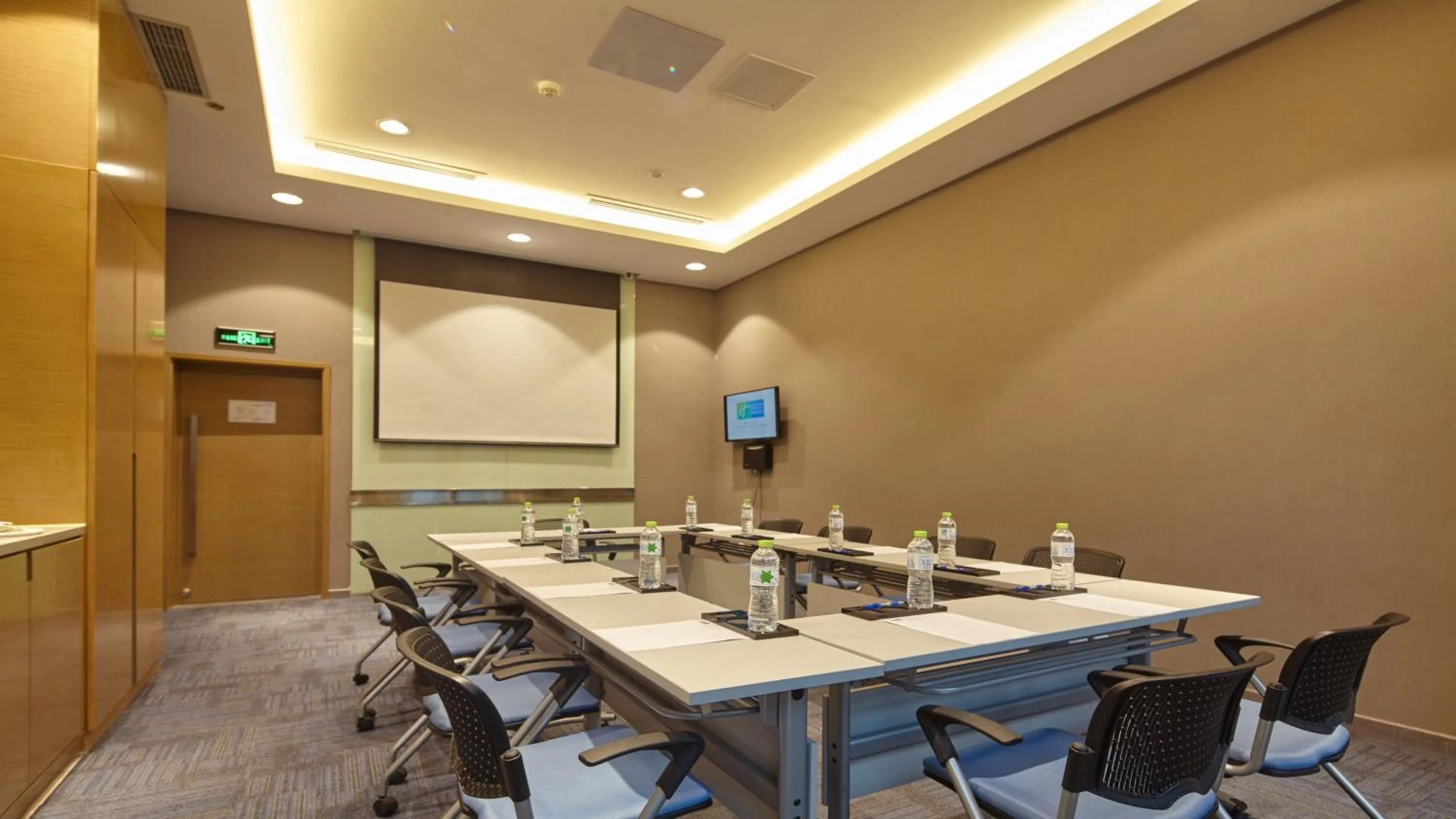 Meeting/conference room in Holiday Inn Express Chongqing University Town by IHG