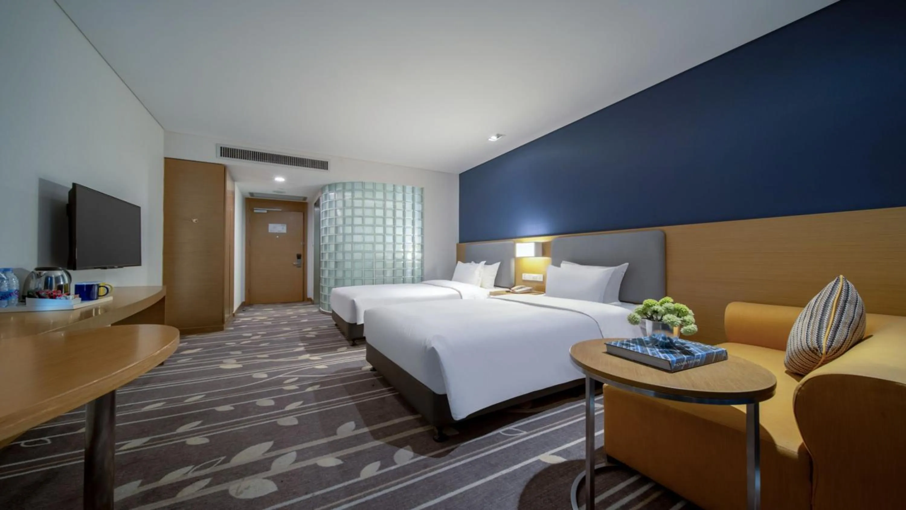 Photo of the whole room, Bed in Holiday Inn Express Chongqing University Town by IHG