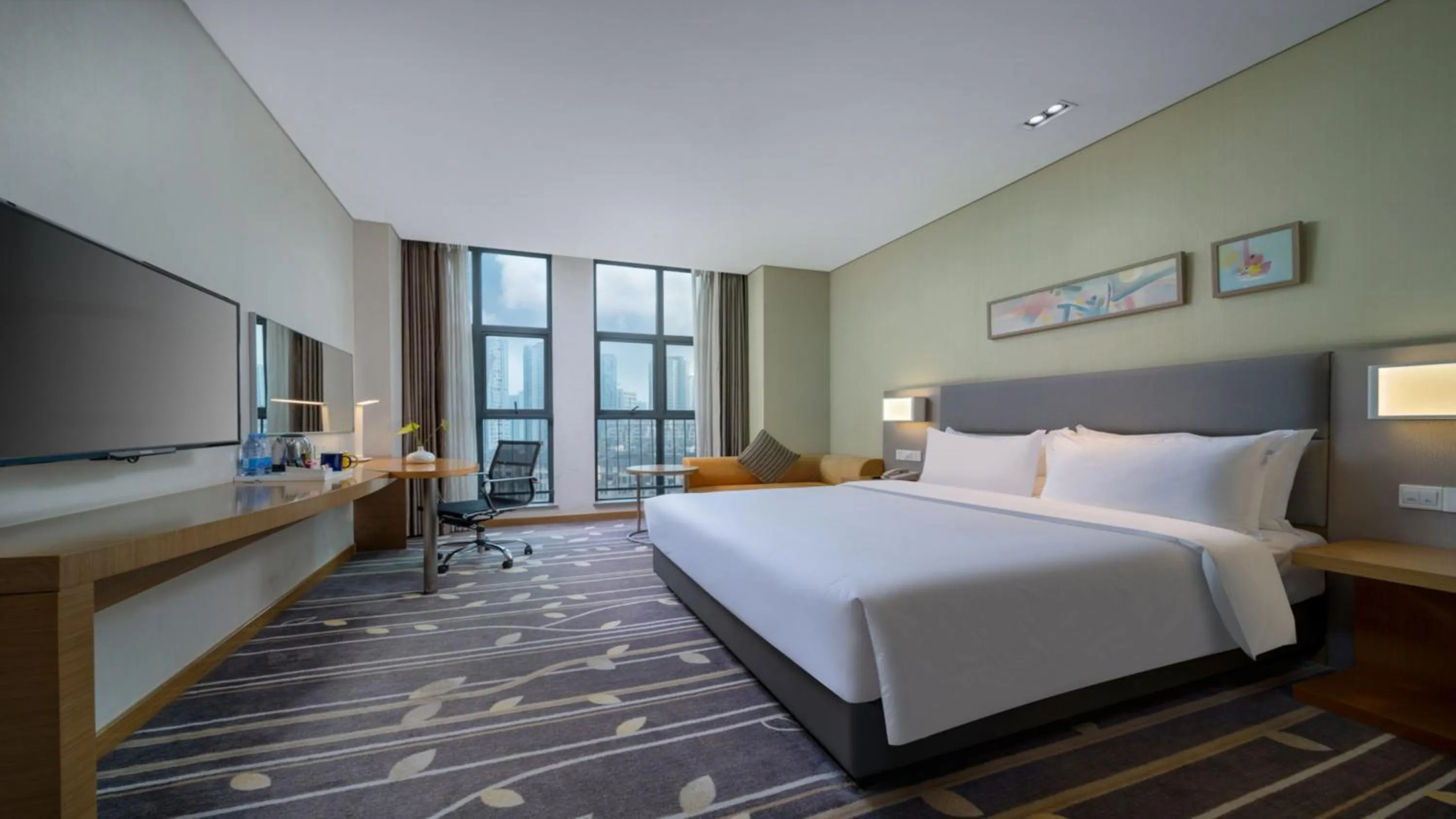 Photo of the whole room, Bed in Holiday Inn Express Chongqing University Town by IHG