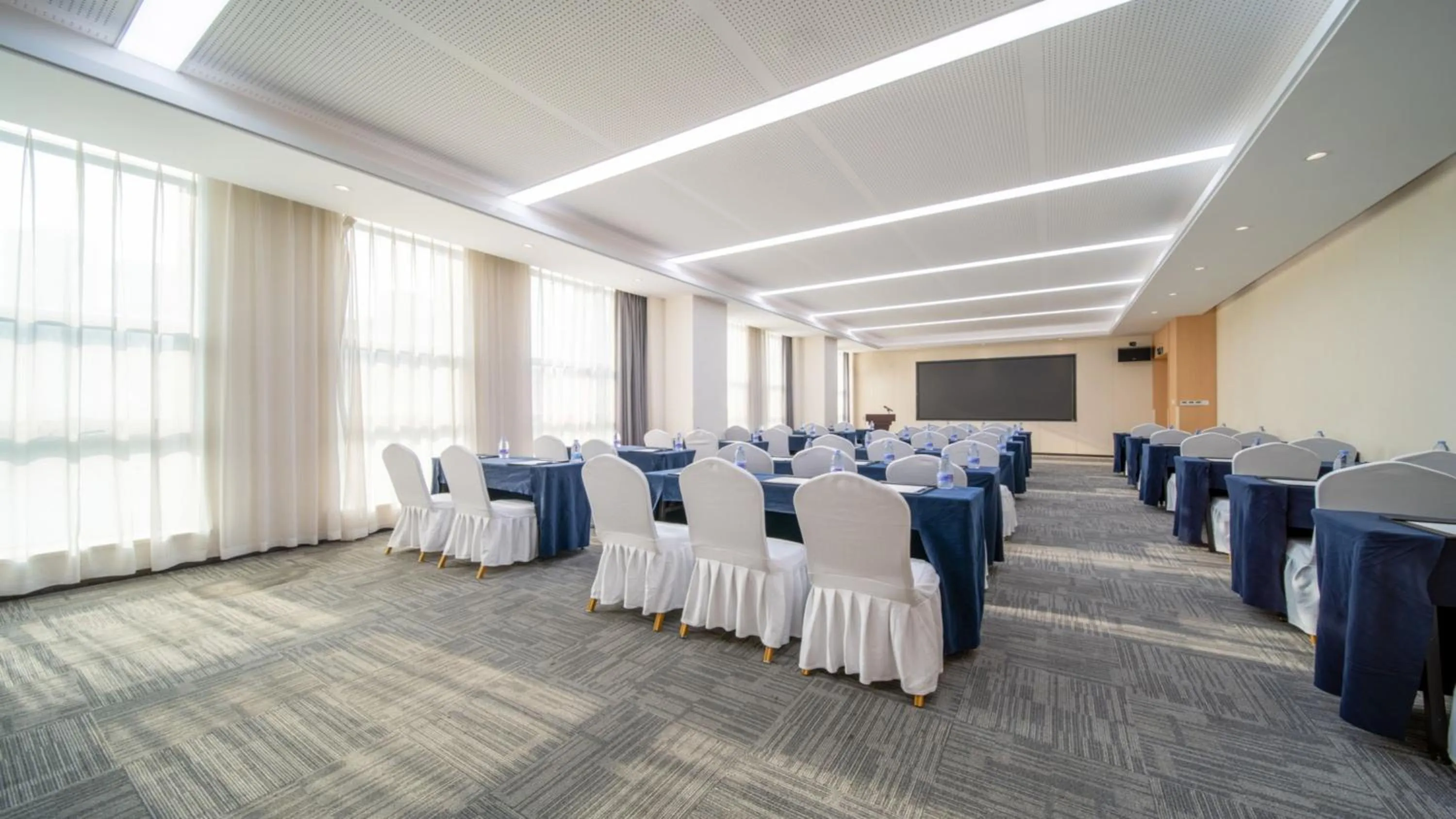 Meeting/conference room in Holiday Inn Express Chongqing University Town by IHG