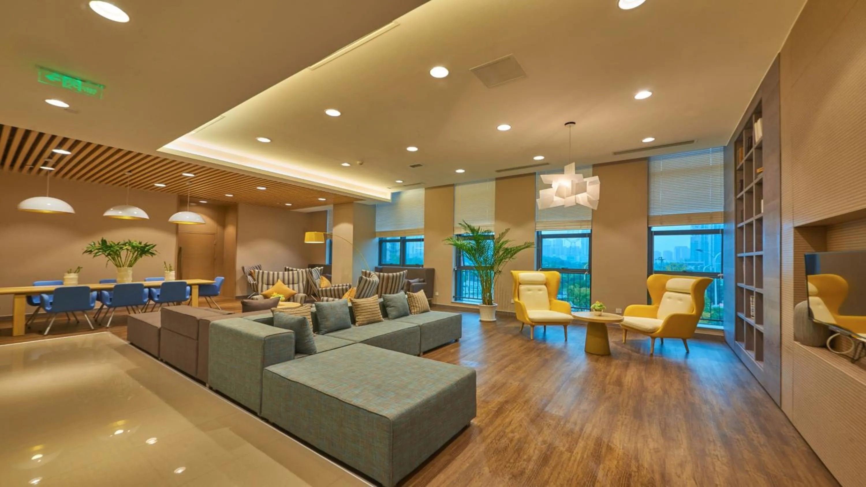 Restaurant/places to eat in Holiday Inn Express Chongqing University Town by IHG