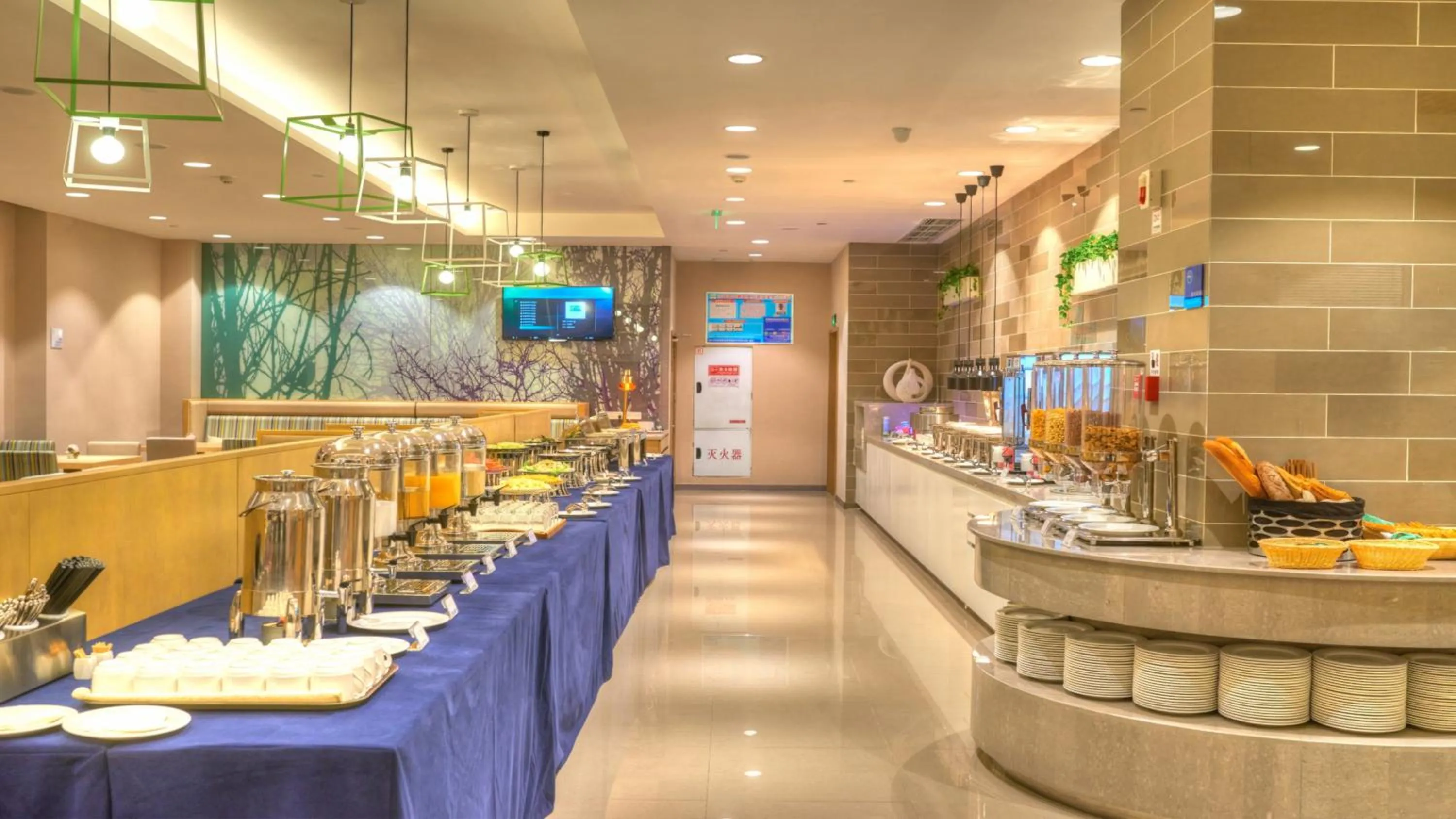 Restaurant/places to eat in Holiday Inn Express Chongqing University Town by IHG