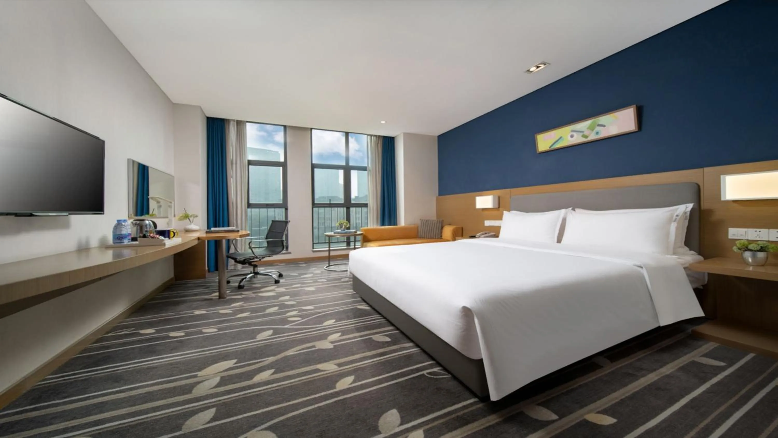 Photo of the whole room, Bed in Holiday Inn Express Chongqing University Town by IHG