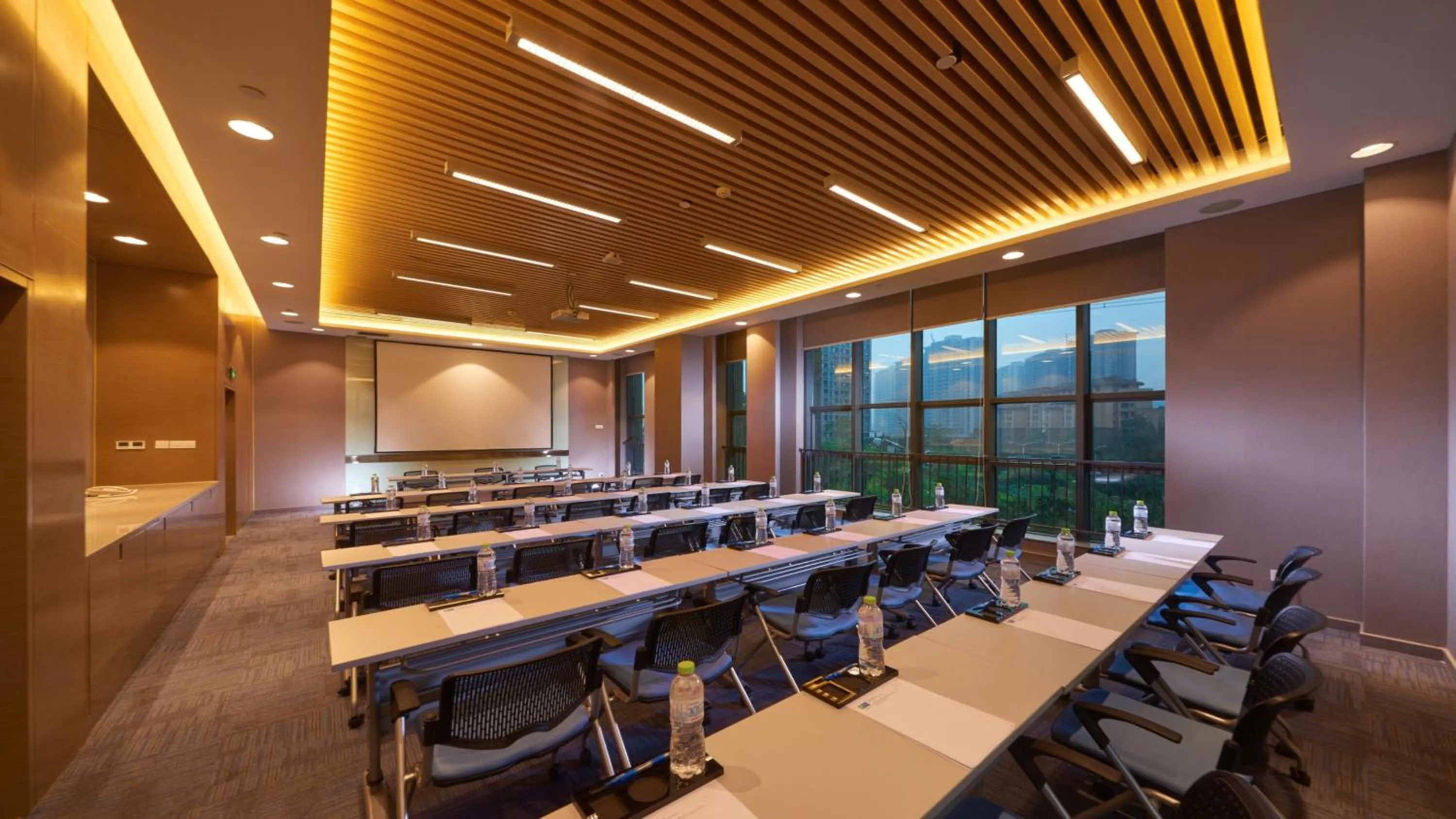 Meeting/conference room in Holiday Inn Express Chongqing University Town by IHG