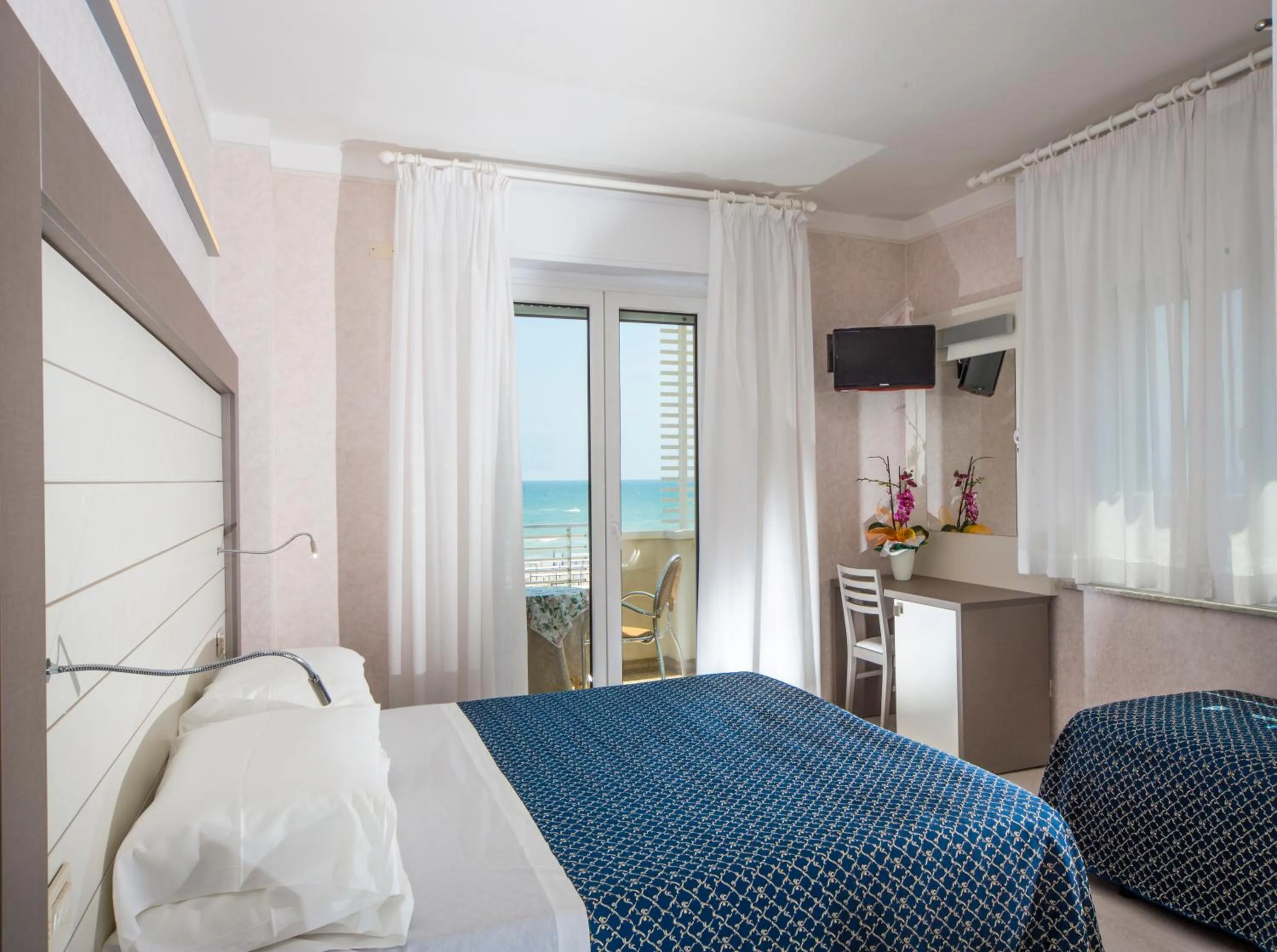 Photo of the whole room, Bed in Hotel Record