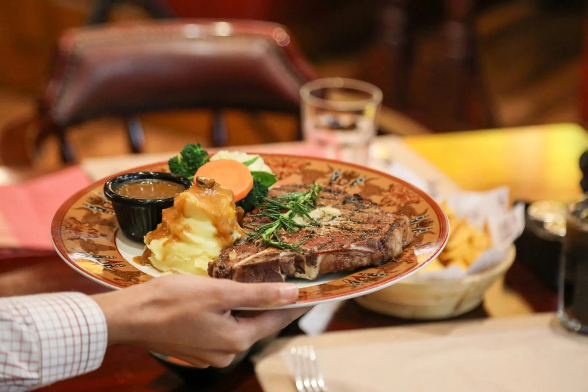 Restaurant/places to eat in Crowne Plaza Kuwait Al Thuraya City by IHG