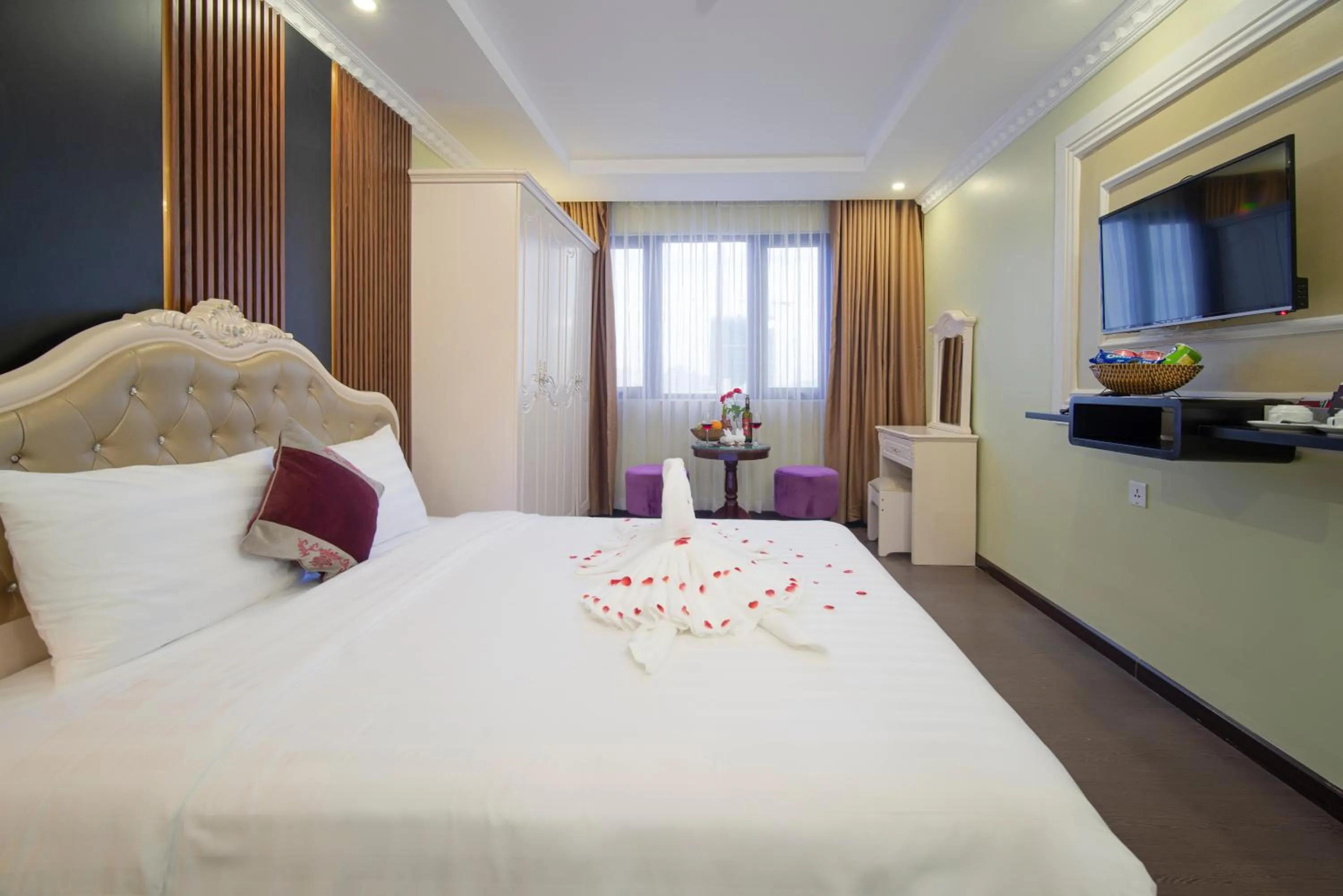 Bedroom, Bed in Me Q Beach Hotel