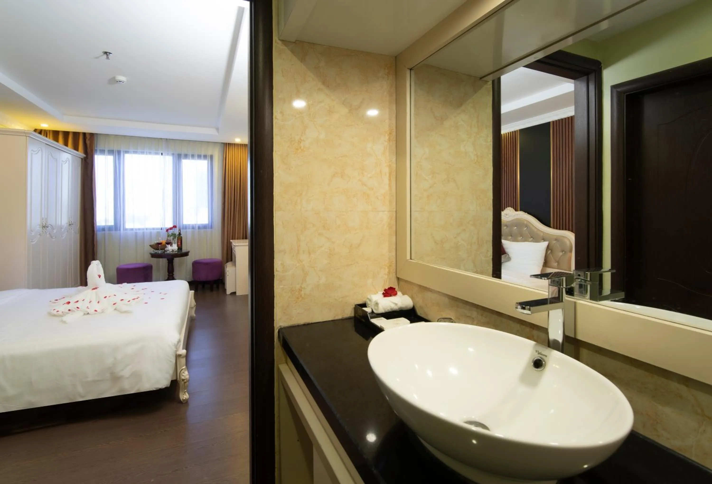 Bathroom, Bed in Me Q Beach Hotel
