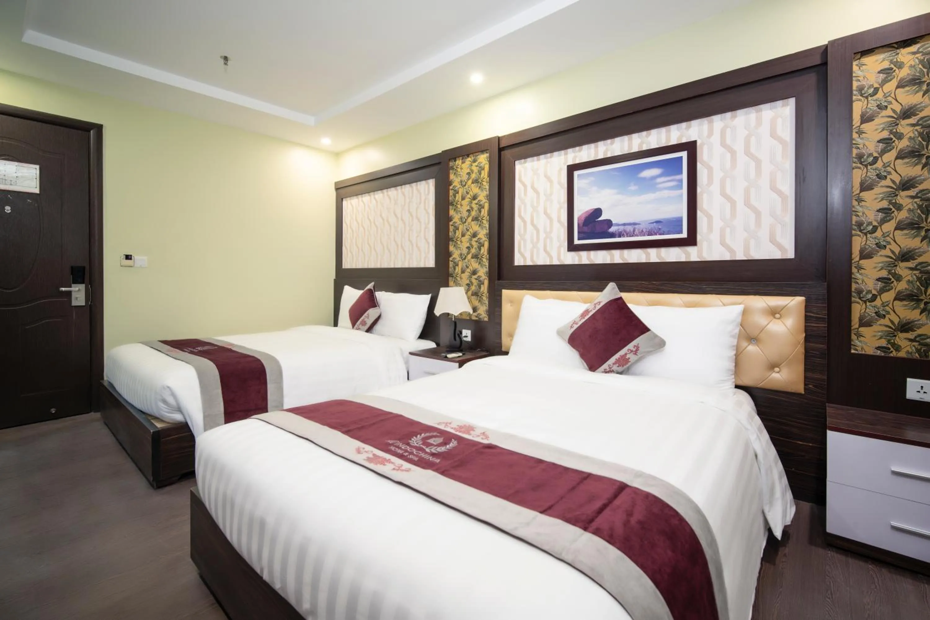 Bedroom, Bed in Me Q Beach Hotel