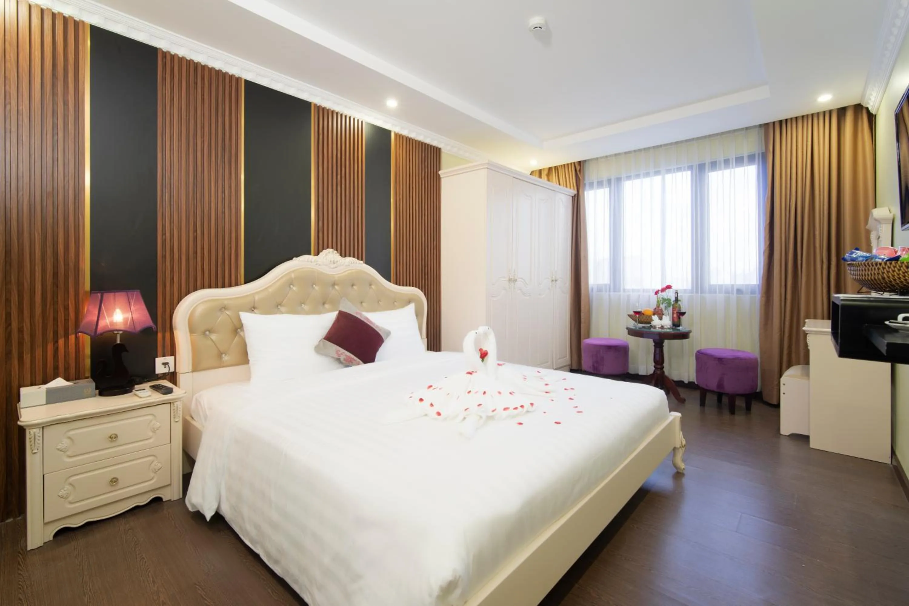 Photo of the whole room, Bed in Me Q Beach Hotel