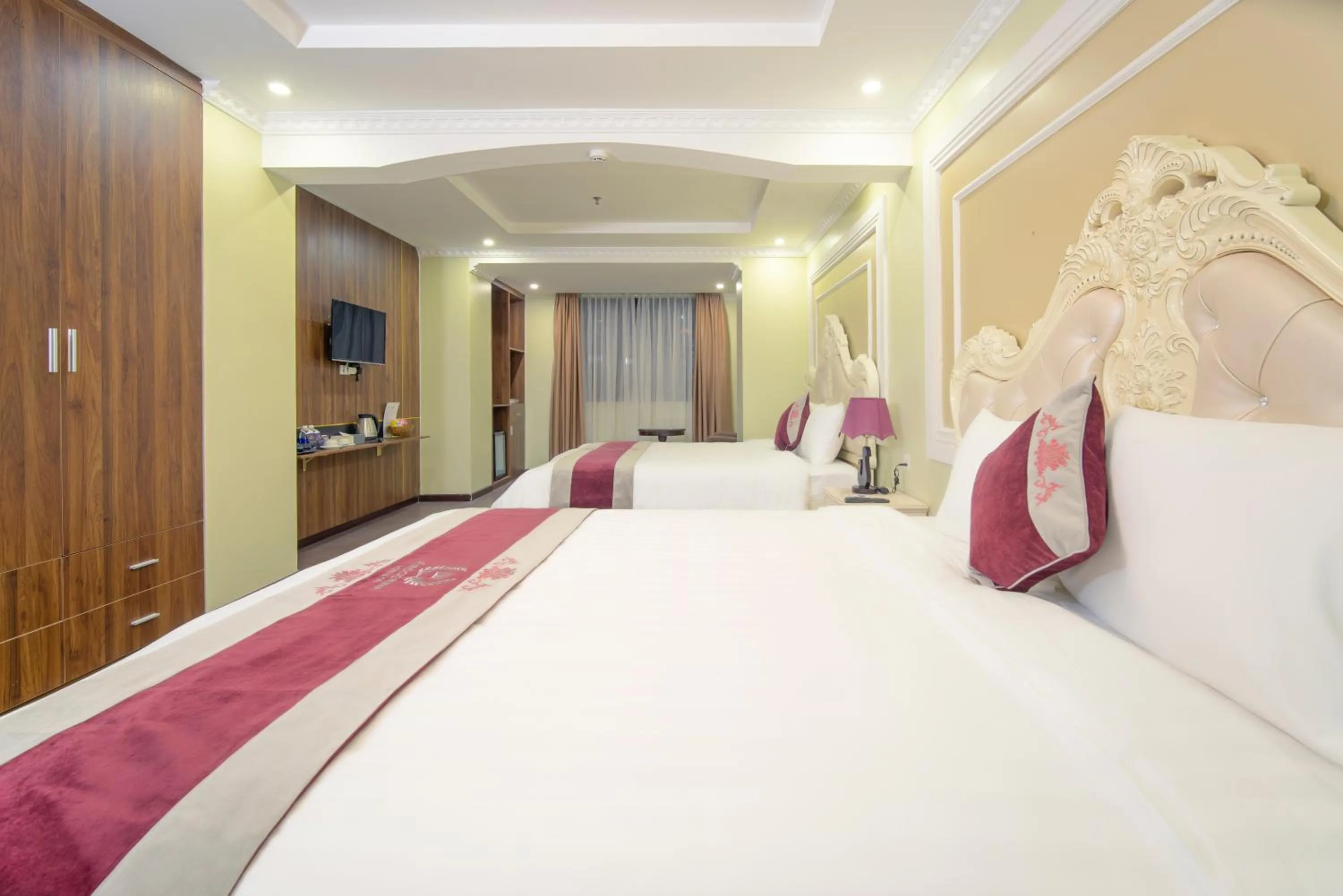 Bedroom, Bed in Me Q Beach Hotel