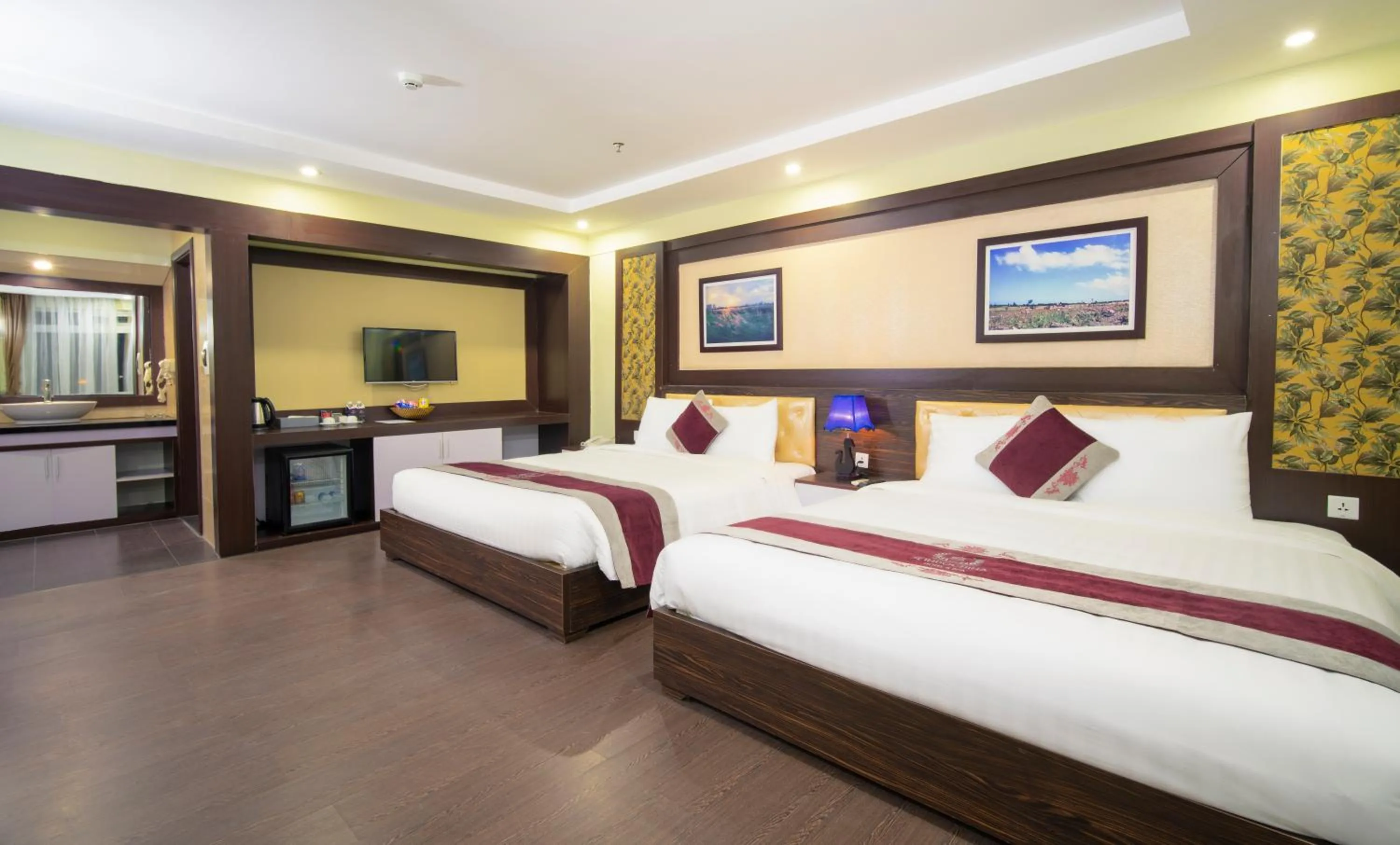 Photo of the whole room, Bed in Me Q Beach Hotel