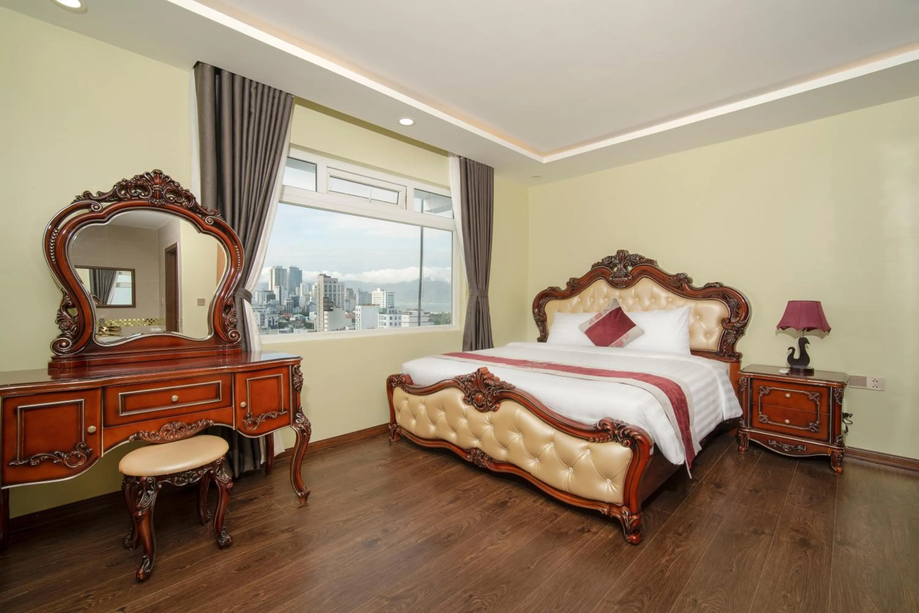 Bedroom, Bed in Me Q Beach Hotel