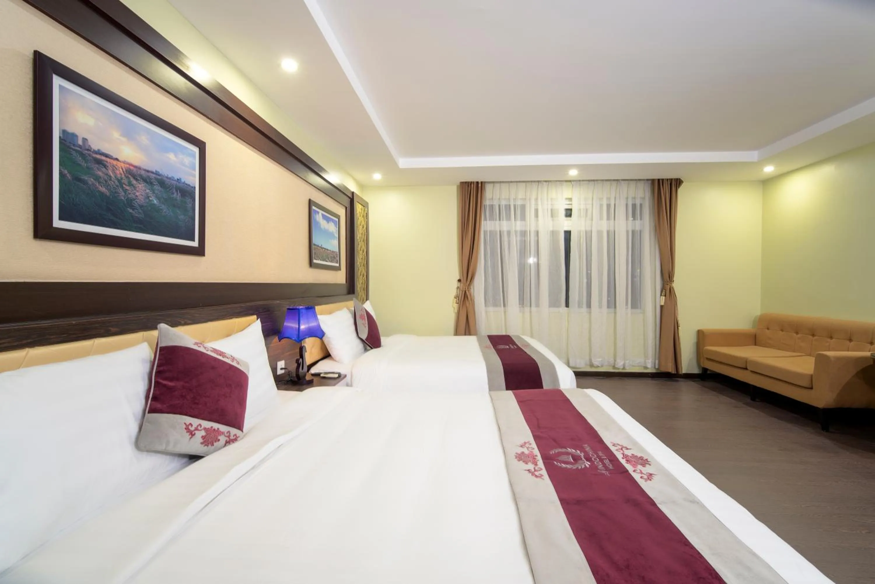 Bedroom, Bed in Me Q Beach Hotel