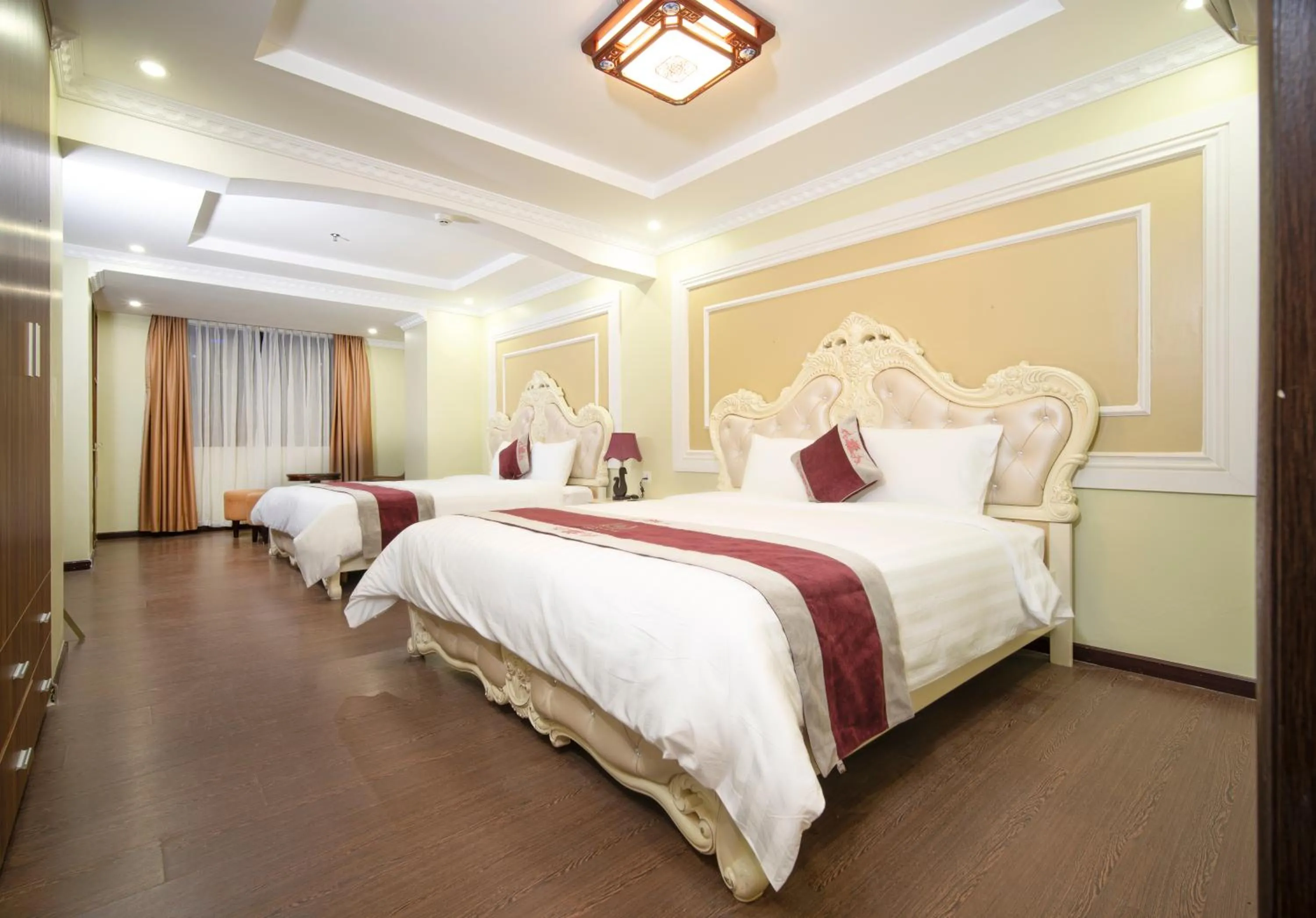 Photo of the whole room, Bed in Me Q Beach Hotel
