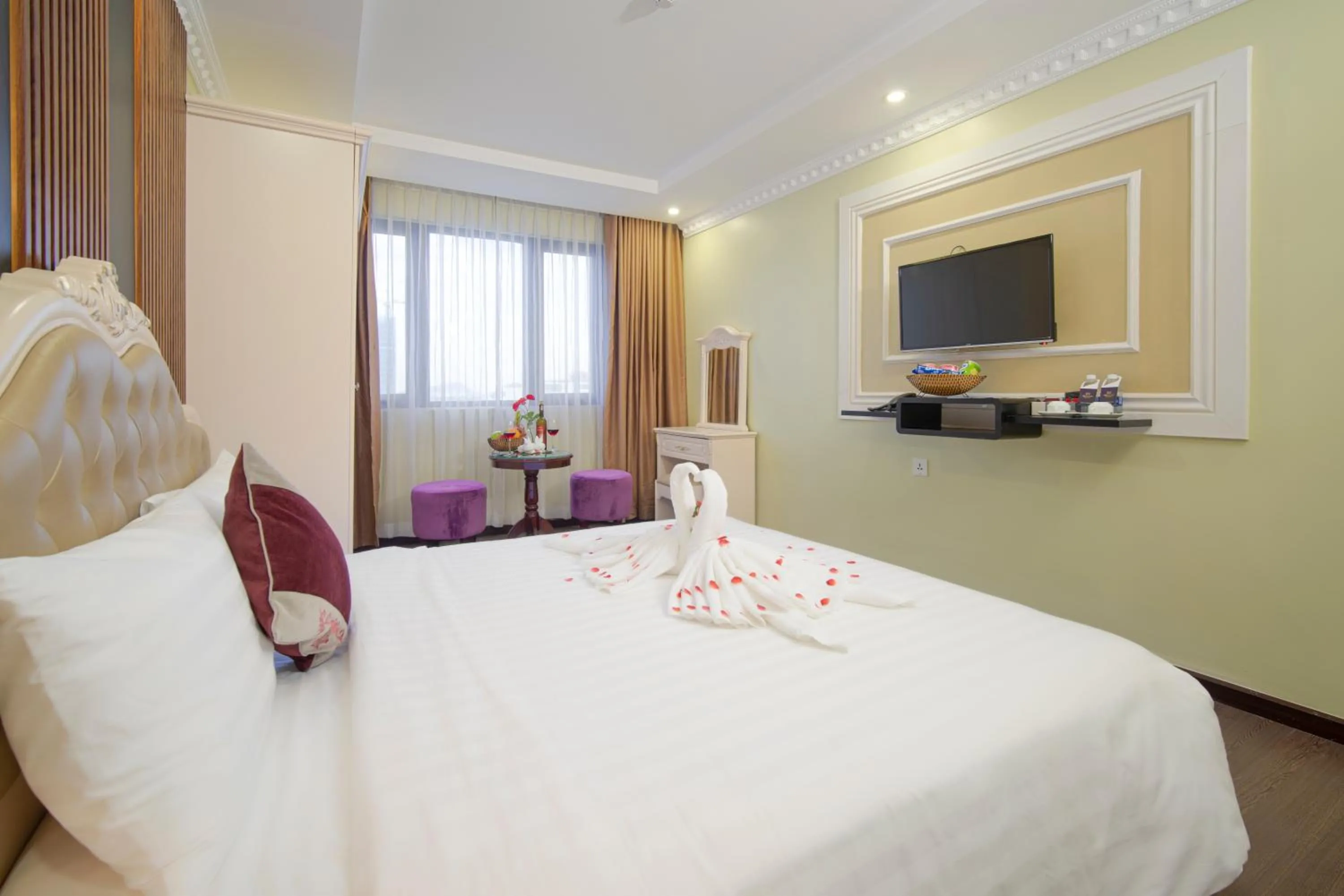 Bedroom, Bed in Me Q Beach Hotel