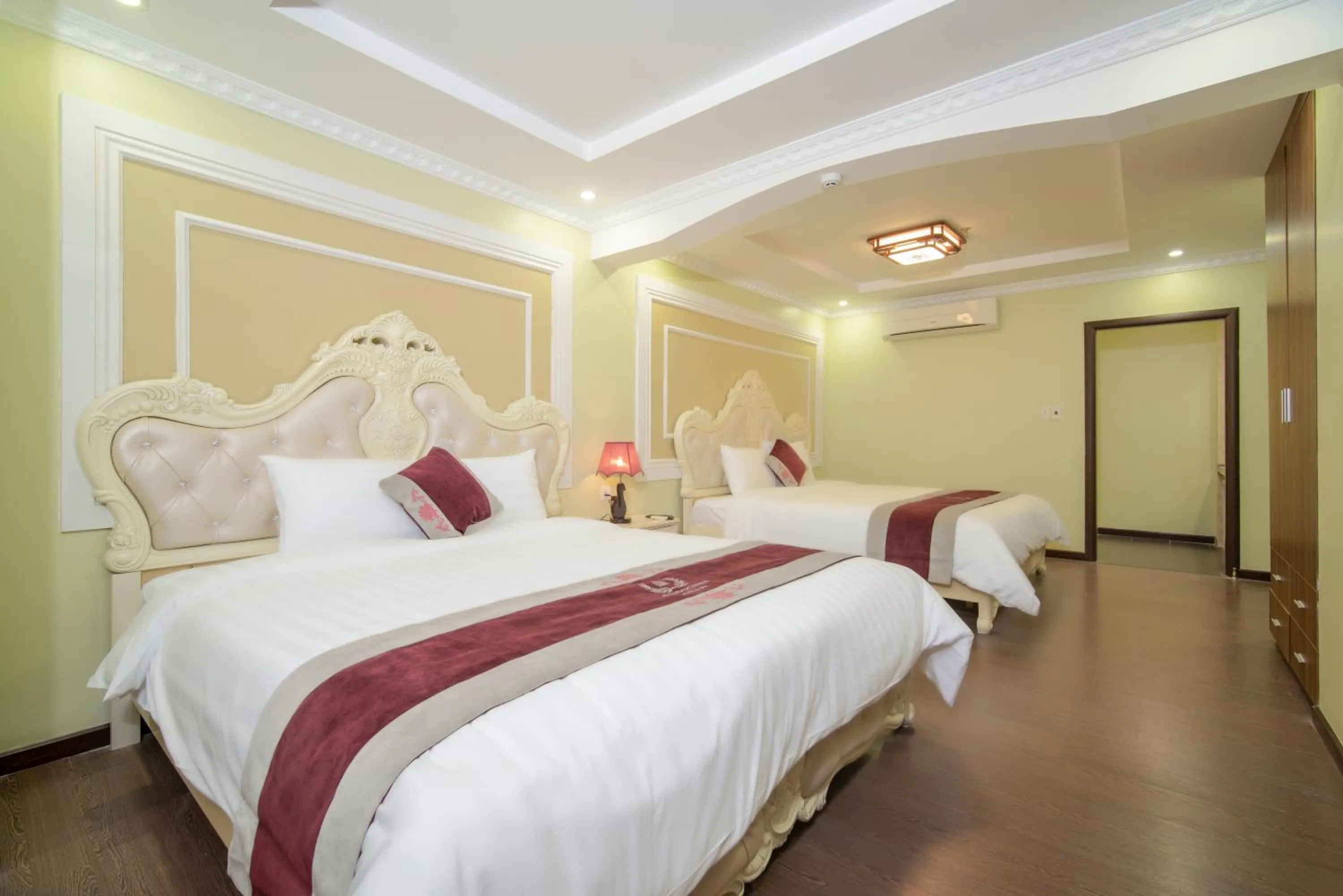 Bedroom, Bed in Me Q Beach Hotel