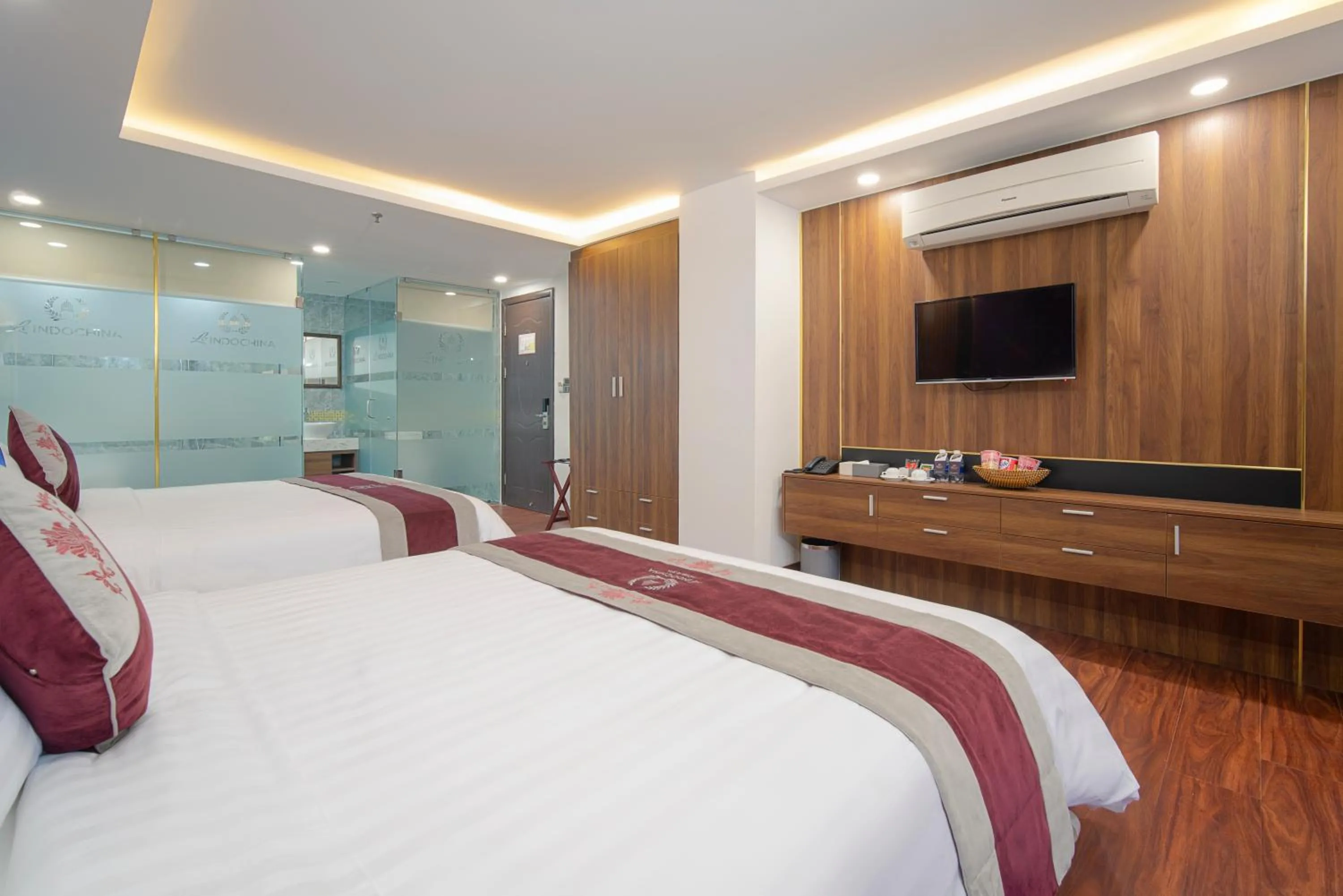 Bedroom, Bed in Me Q Beach Hotel