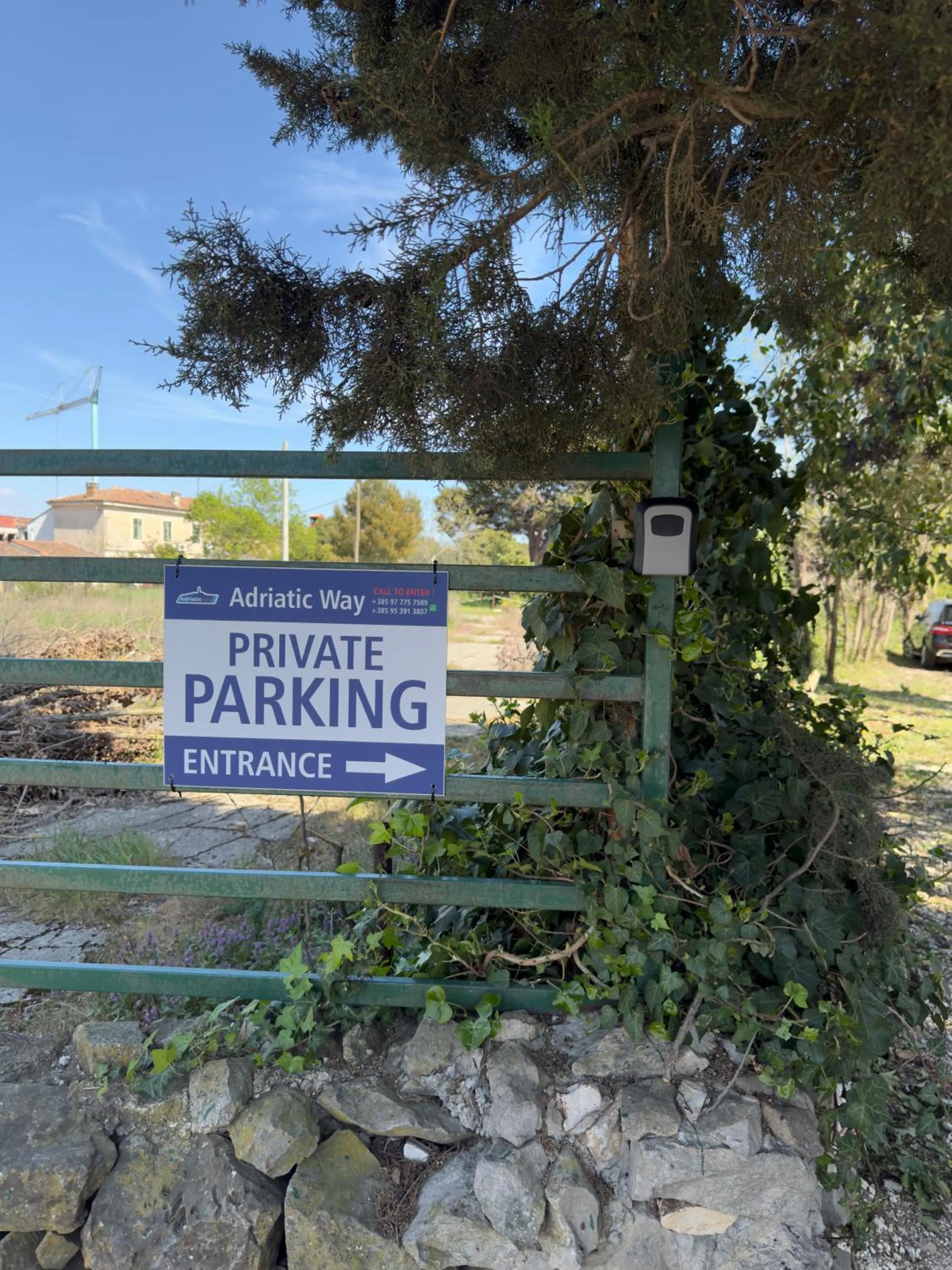 Parking in Guest House Golden Goose